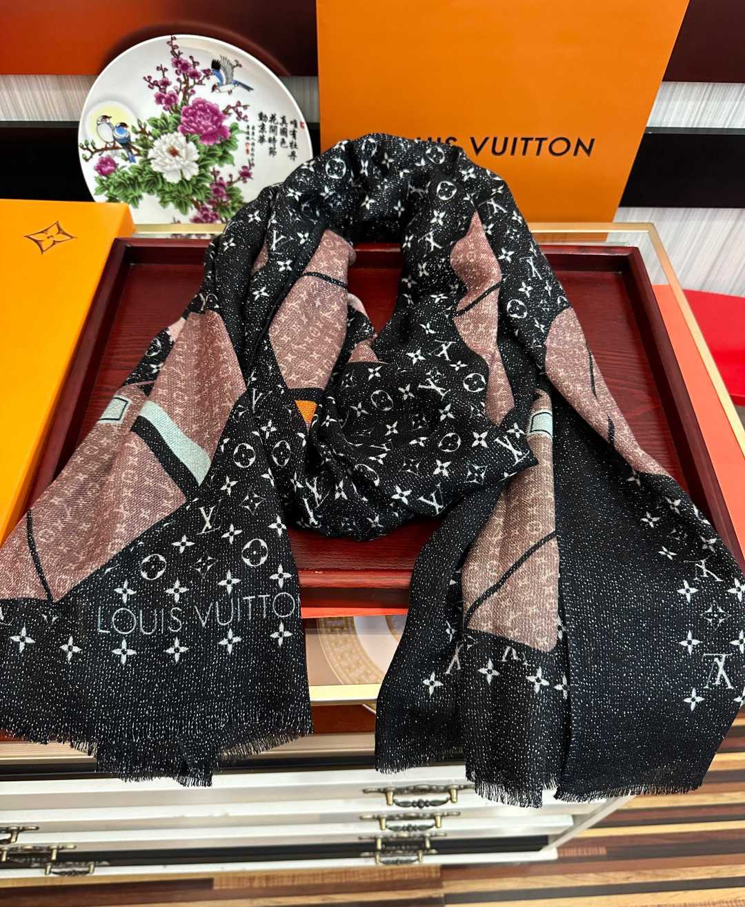 上新L V 银丝2026 最新款[庆祝]顶级设计太美了，真心赞👍羊绒长巾😘💍实物真心美 🎀披肩配以印花💓💃🏻无论设计喷绘