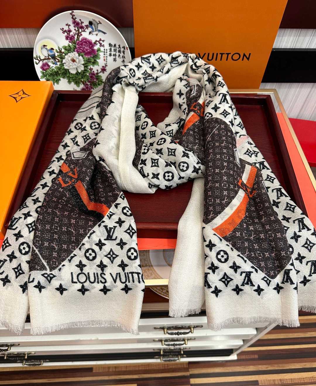上新L V 银丝2026 最新款[庆祝]顶级设计太美了，真心赞👍羊绒长巾😘💍实物真心美 🎀披肩配以印花💓💃🏻无论设计喷绘