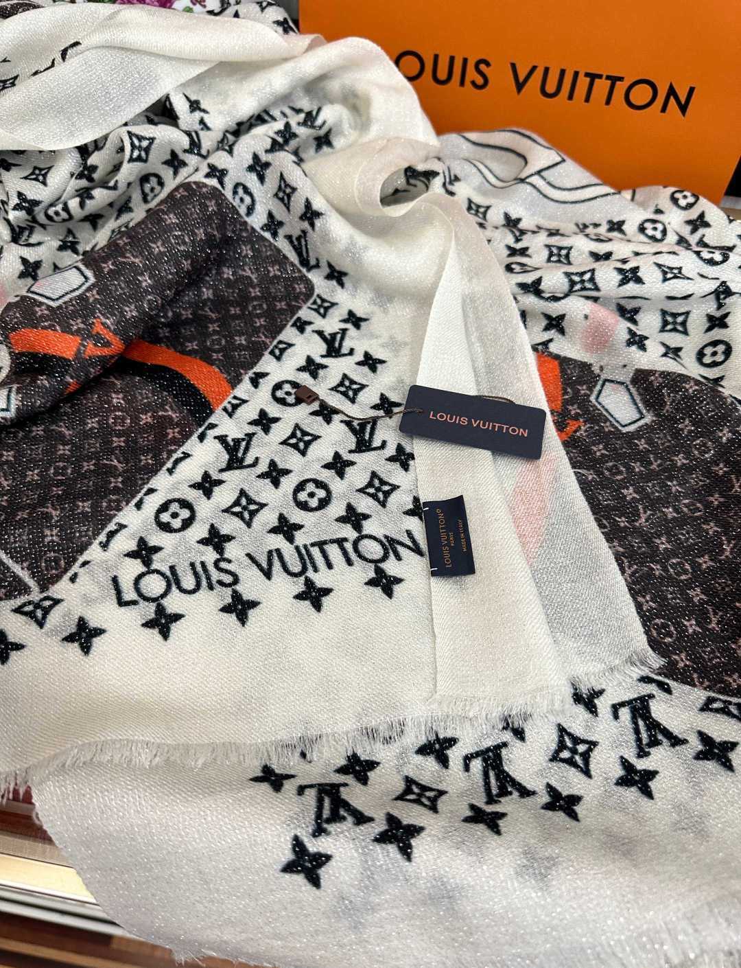 上新L V 银丝2026 最新款[庆祝]顶级设计太美了，真心赞👍羊绒长巾😘💍实物真心美 🎀披肩配以印花💓💃🏻无论设计喷绘