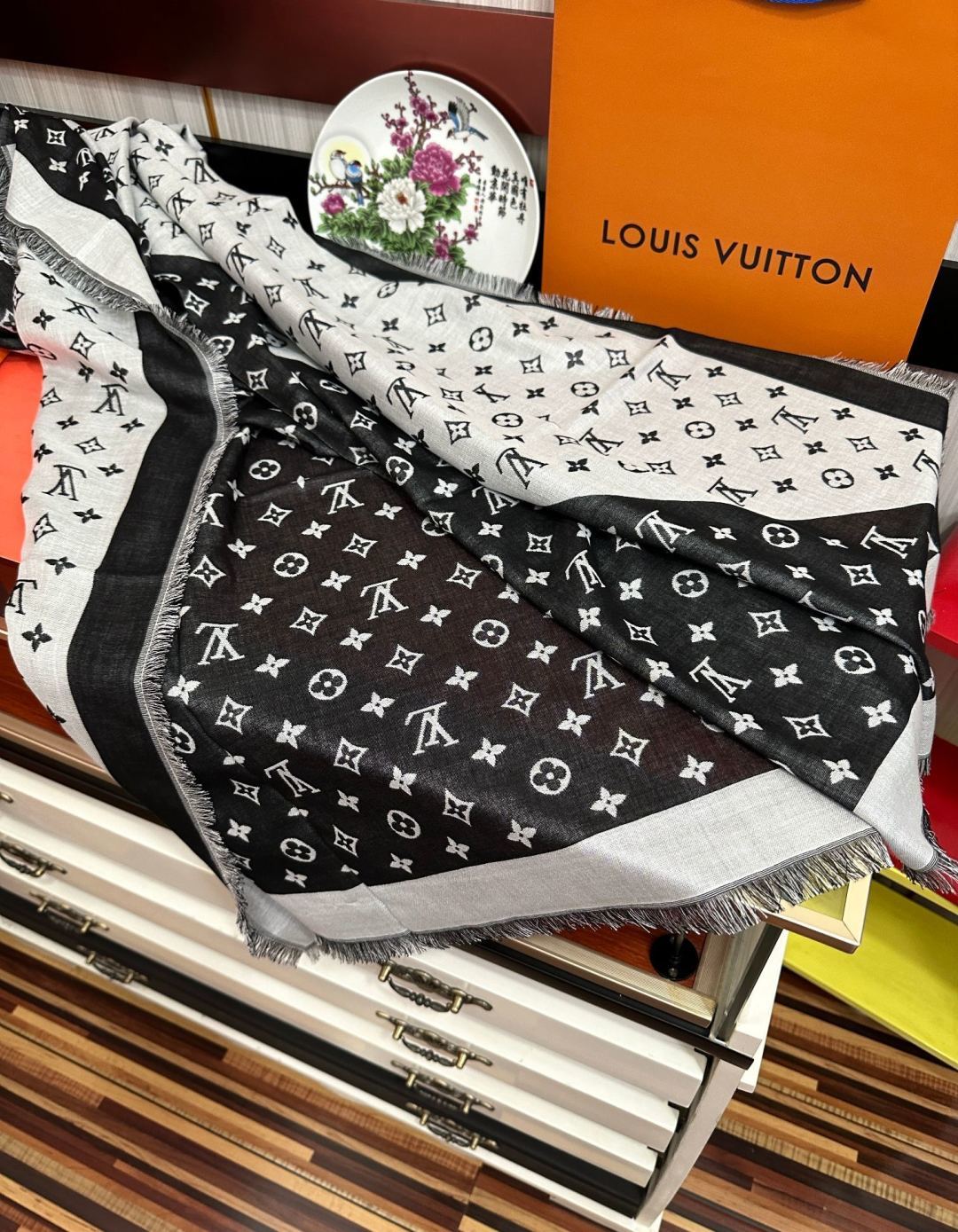 LV 2026重磅推荐经典款L家人手必败一条最最经典款💪🏻💪🏻采用暗纹提花🌺🌺🌺技术重新演绎Monogram图案[太阳]