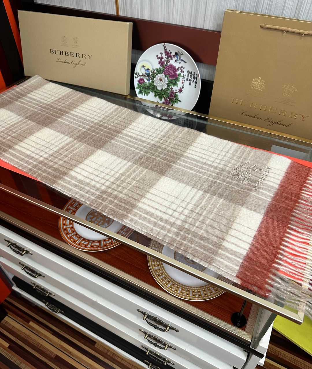 [爱心]   2026 新款。85%山羊绒 巴宝莉采用内蒙古顶级山羊绒，最新款男女通用情侣款👫重磅推荐💥 经典的格子，永
