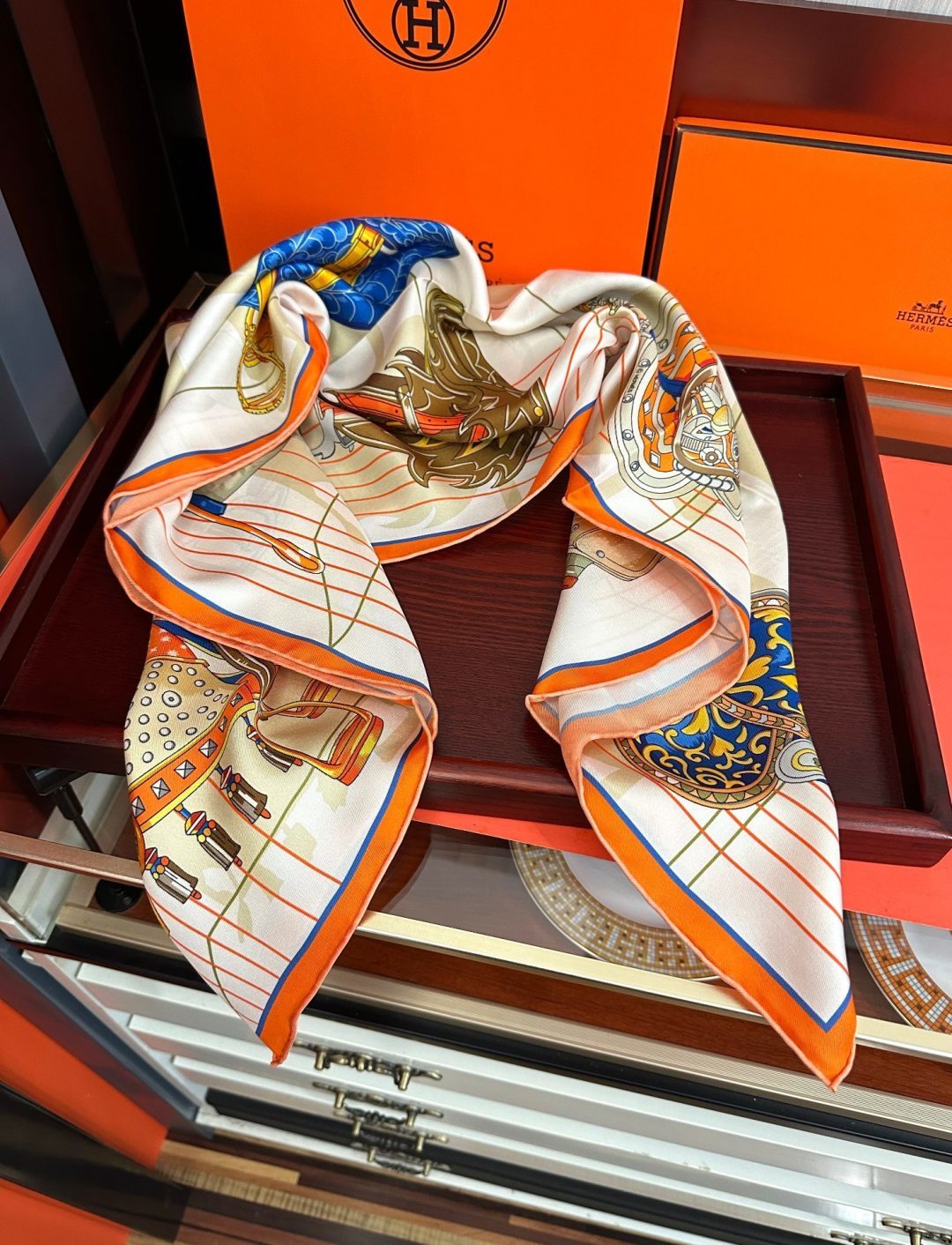 2011HERMES 【鞍上世界】[太阳]精致卷边[嘴唇]太美了品质感很显好[得意]好搭到上瘾的丝巾[色]带着不显山不露