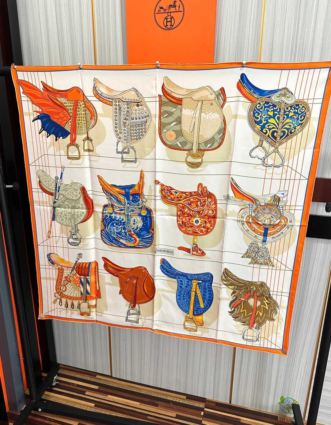 2011HERMES 【鞍上世界】[太阳]精致卷边[嘴唇]太美了品质感很显好[得意]好搭到上瘾的丝巾[色]带着不显山不露