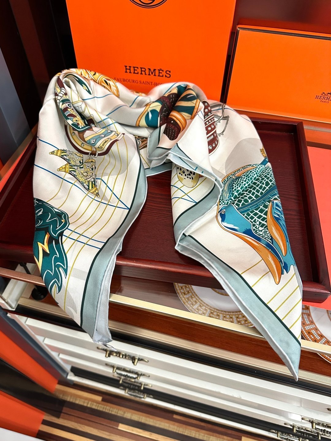 2011HERMES 【鞍上世界】[太阳]精致卷边[嘴唇]太美了品质感很显好[得意]好搭到上瘾的丝巾[色]带着不显山不露