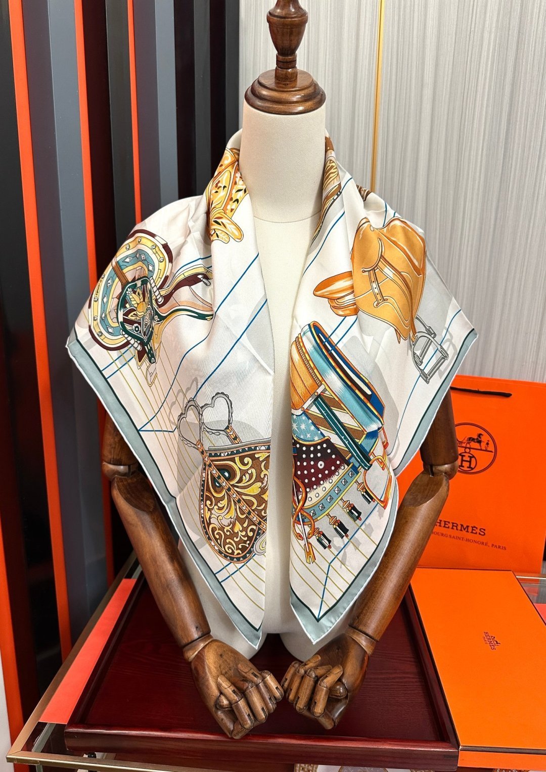 2011HERMES 【鞍上世界】[太阳]精致卷边[嘴唇]太美了品质感很显好[得意]好搭到上瘾的丝巾[色]带着不显山不露