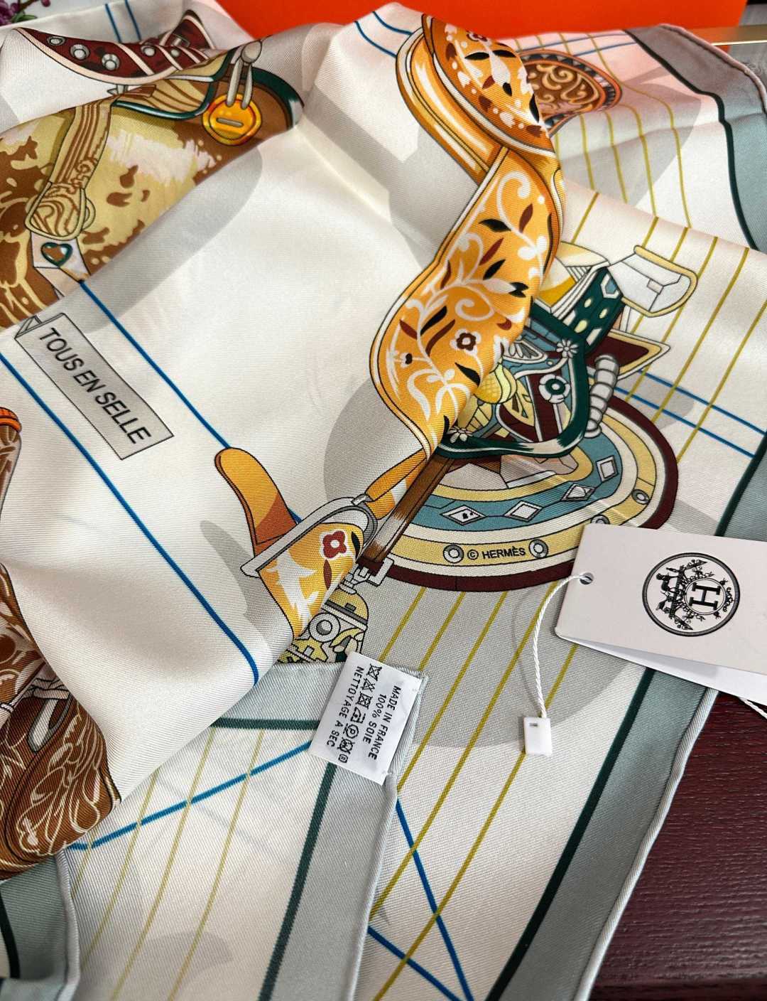 2011HERMES 【鞍上世界】[太阳]精致卷边[嘴唇]太美了品质感很显好[得意]好搭到上瘾的丝巾[色]带着不显山不露