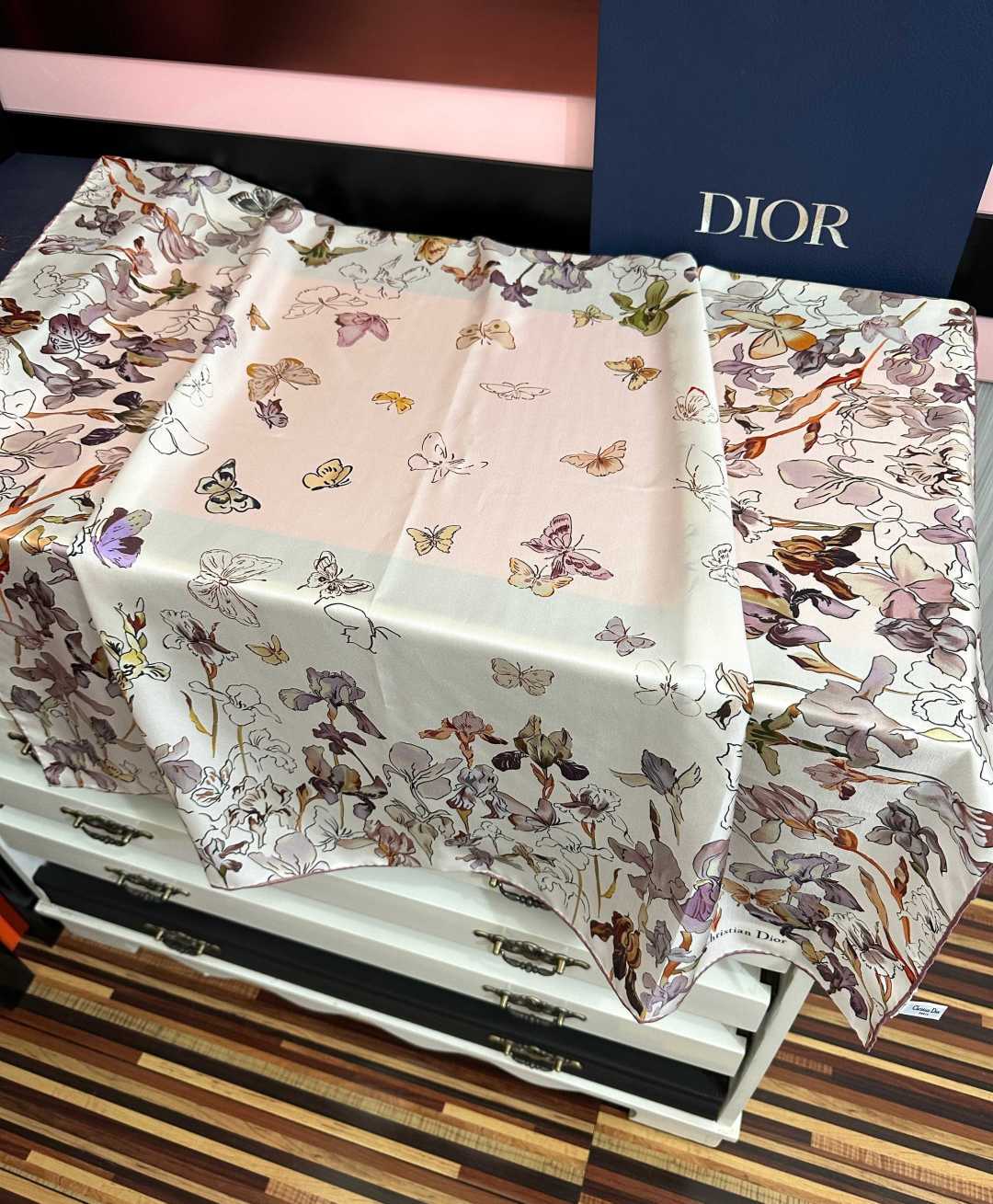 新款 2026高版本Dior最新款【花卉系列】 这款方巾饰以 Christian 印花[嘴唇]点缀以充满诗情画意的 设计