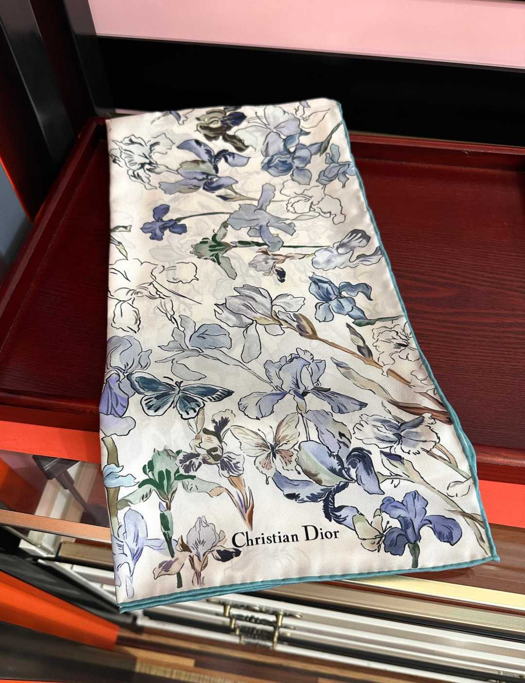 新款 2026高版本Dior最新款【花卉系列】 这款方巾饰以 Christian 印花[嘴唇]点缀以充满诗情画意的 设计