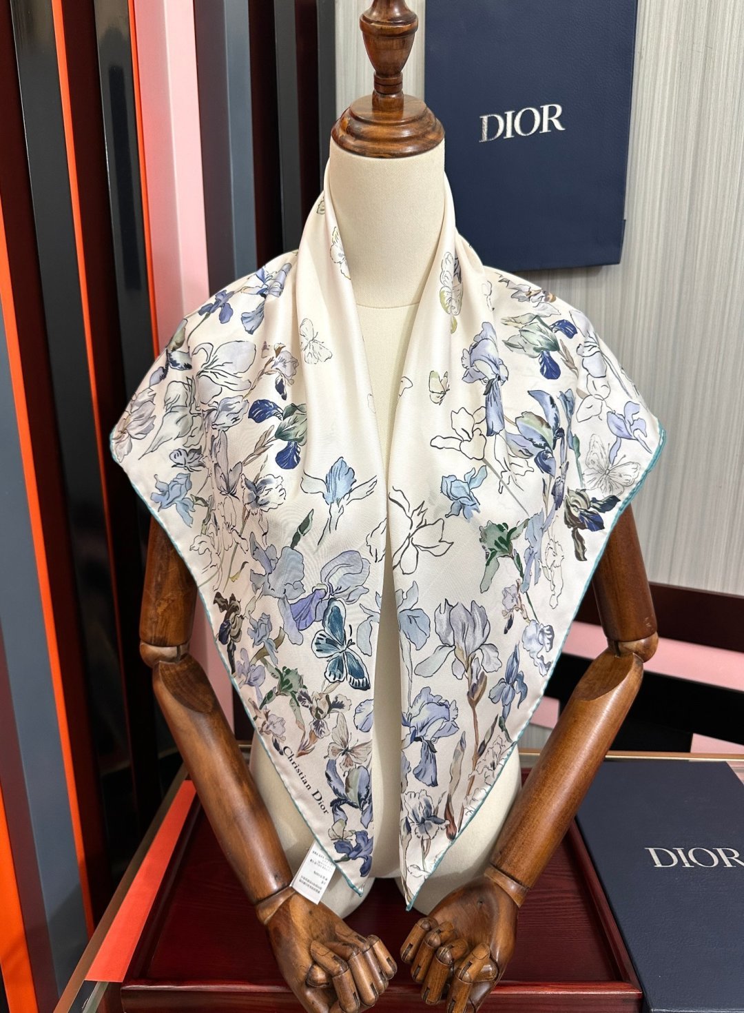 新款 2026高版本Dior最新款【花卉系列】 这款方巾饰以 Christian 印花[嘴唇]点缀以充满诗情画意的 设计