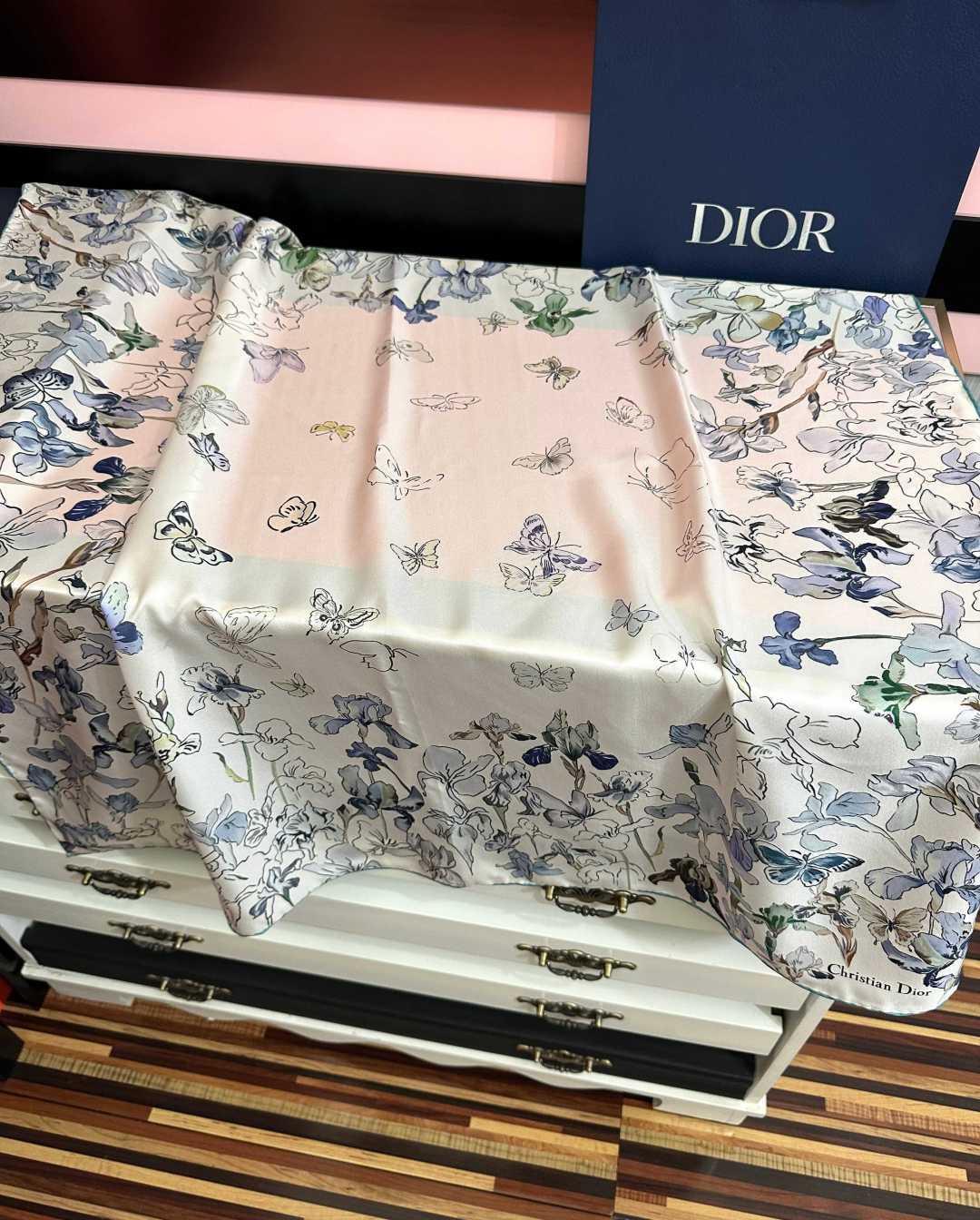 新款 2026高版本Dior最新款【花卉系列】 这款方巾饰以 Christian 印花[嘴唇]点缀以充满诗情画意的 设计