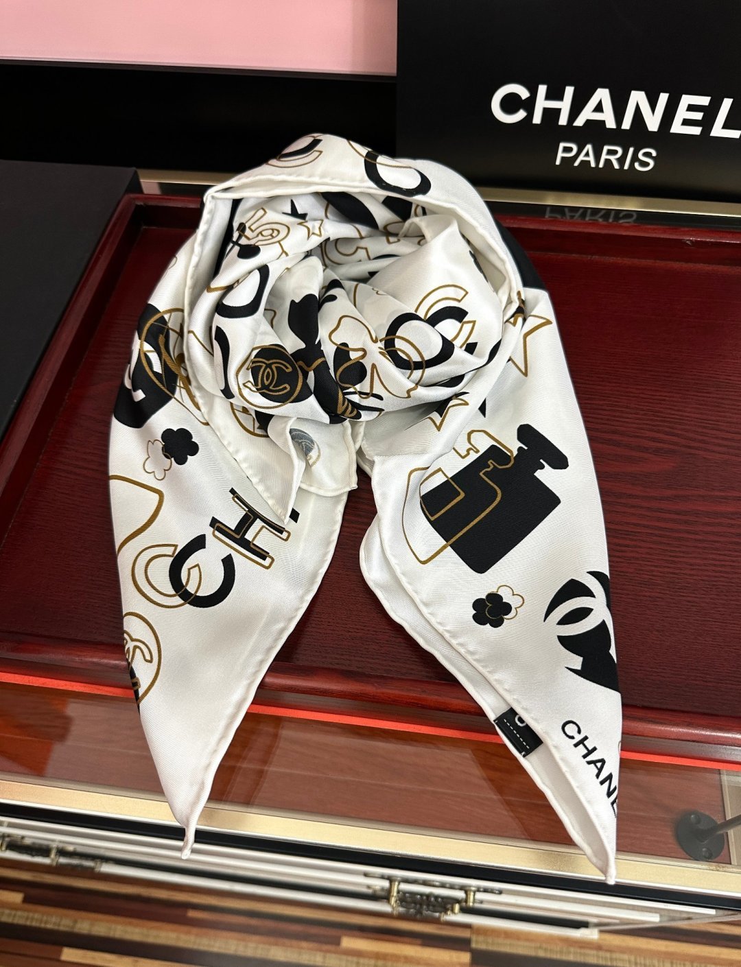 2011香奈儿【香水瓶涂鸦系列】精致款边 永远都是那么经典[發]『▪️落入安稳，经典宇宙情人』香粉欢喜时刻[嘴唇]专柜年