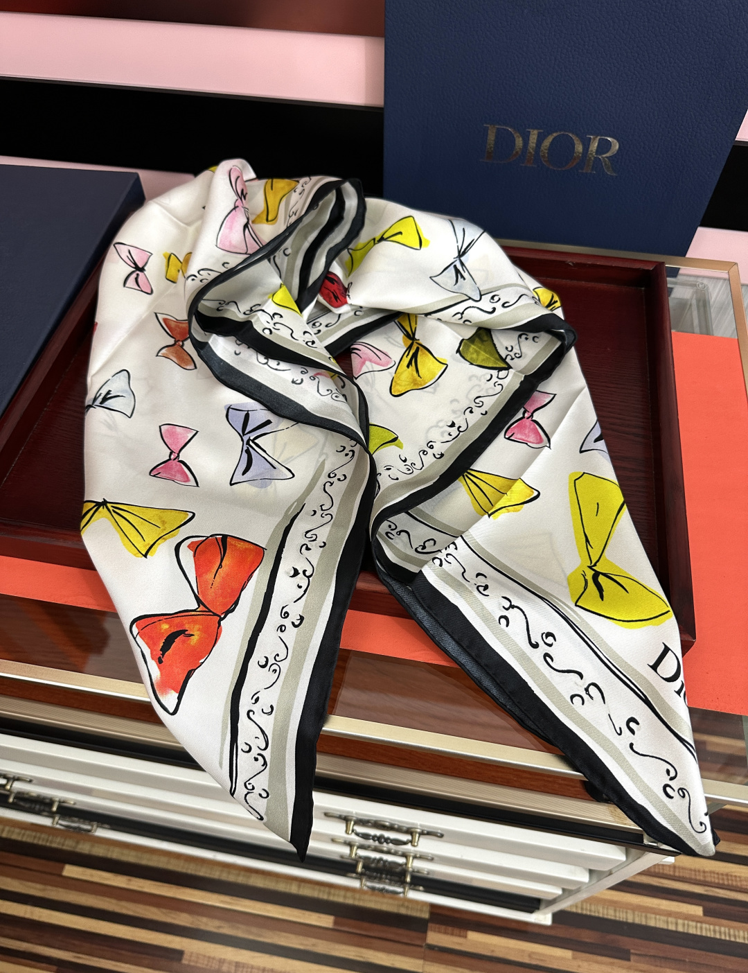 新款 高版本Dior ZG同步 这款方巾饰以 Christian 印花[嘴唇]点缀以充满诗情画意的 设计符号和 先生钟爱