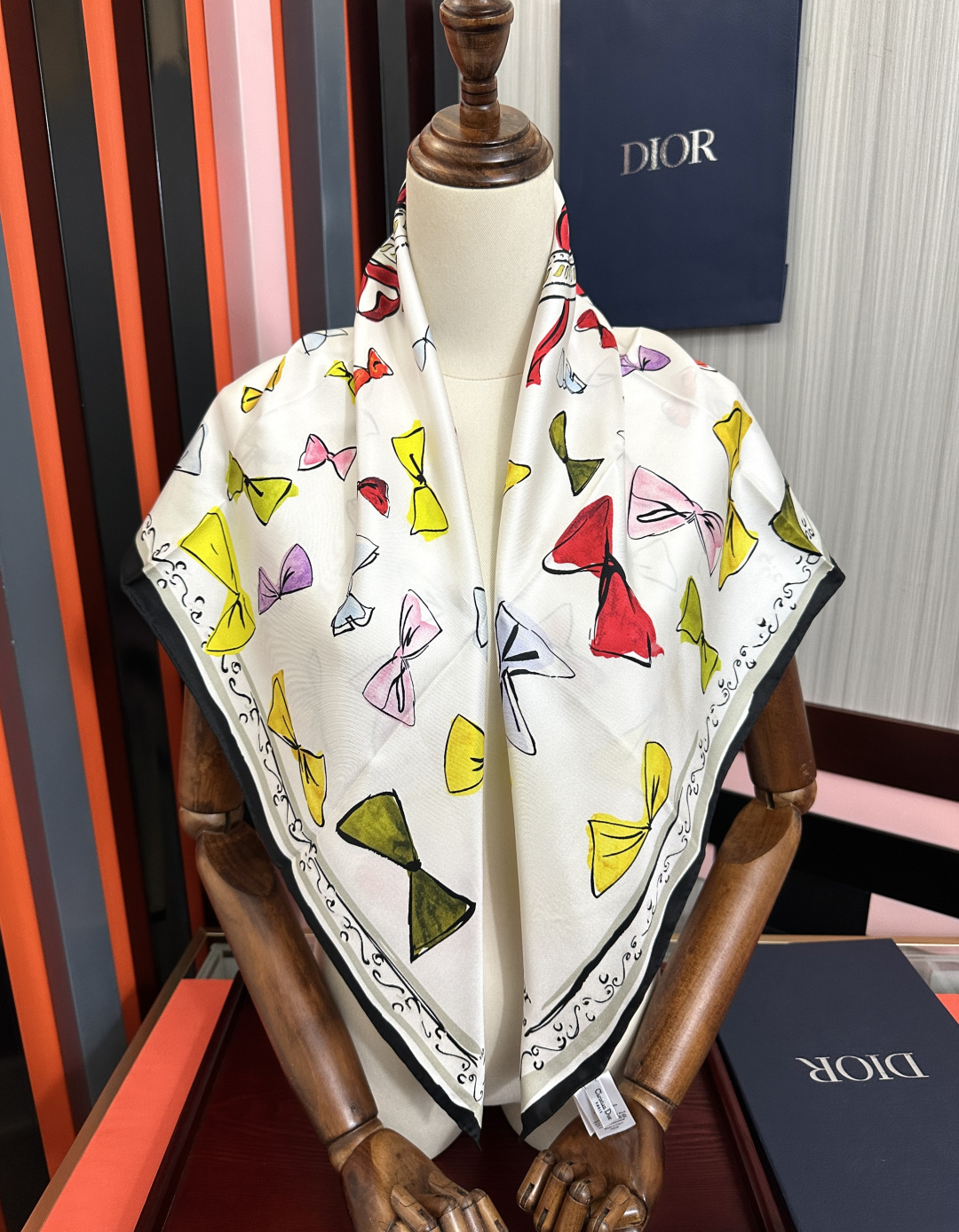 新款 高版本Dior ZG同步 这款方巾饰以 Christian 印花[嘴唇]点缀以充满诗情画意的 设计符号和 先生钟爱