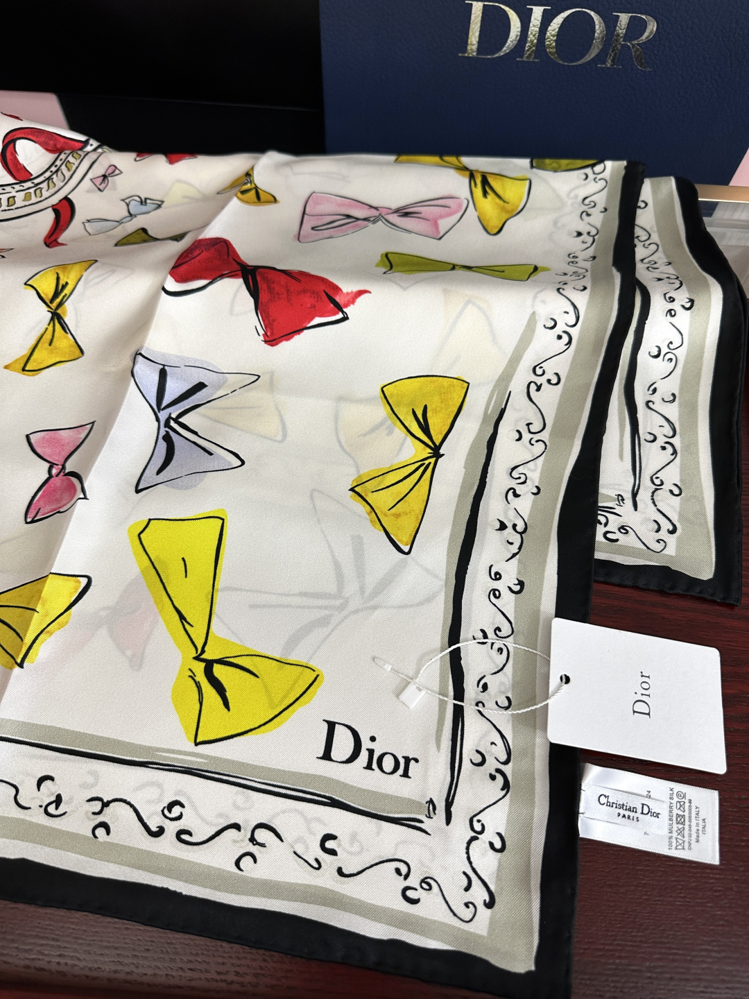 新款 高版本Dior ZG同步 这款方巾饰以 Christian 印花[嘴唇]点缀以充满诗情画意的 设计符号和 先生钟爱