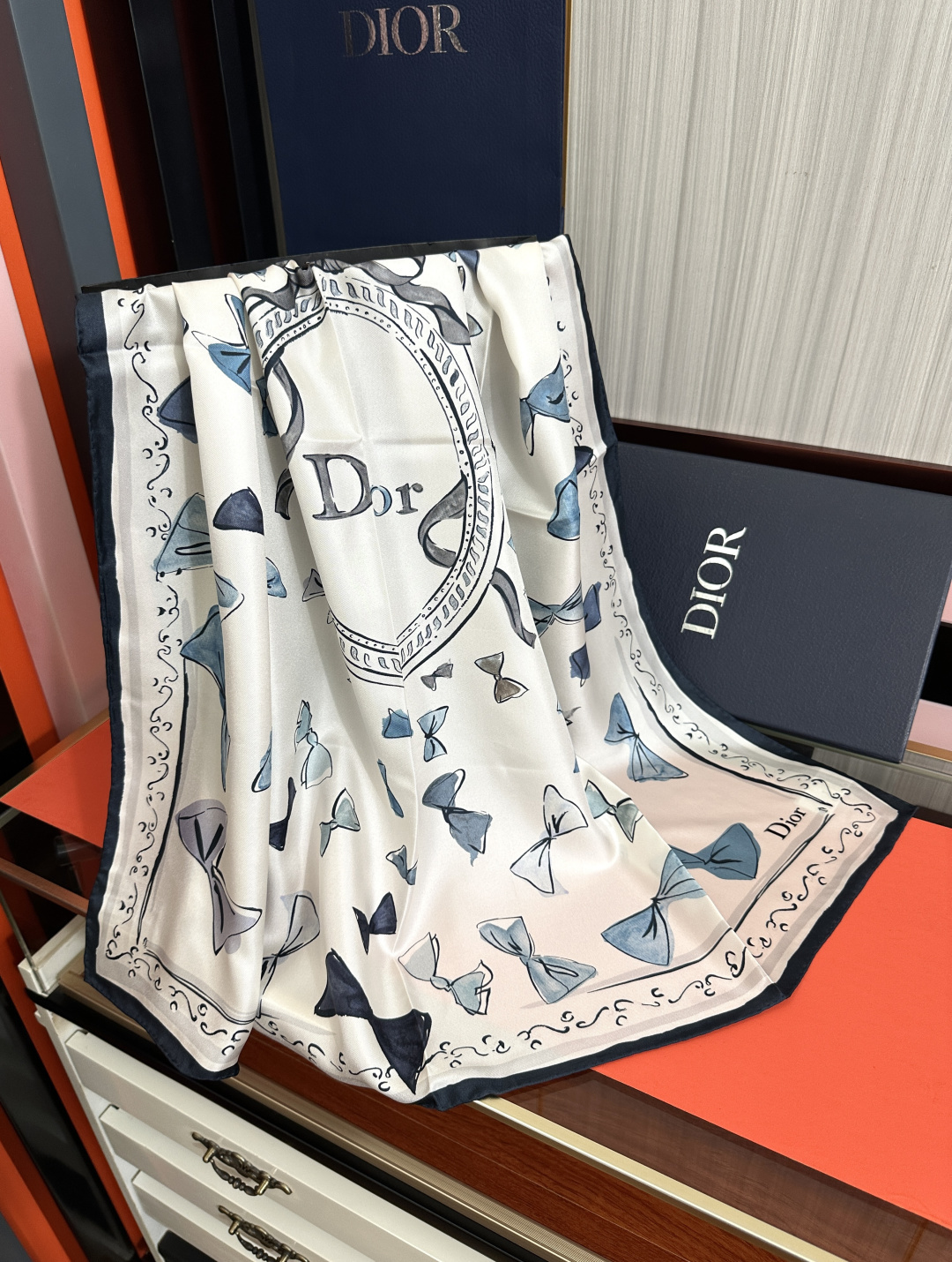 新款 高版本Dior ZG同步 这款方巾饰以 Christian 印花[嘴唇]点缀以充满诗情画意的 设计符号和 先生钟爱