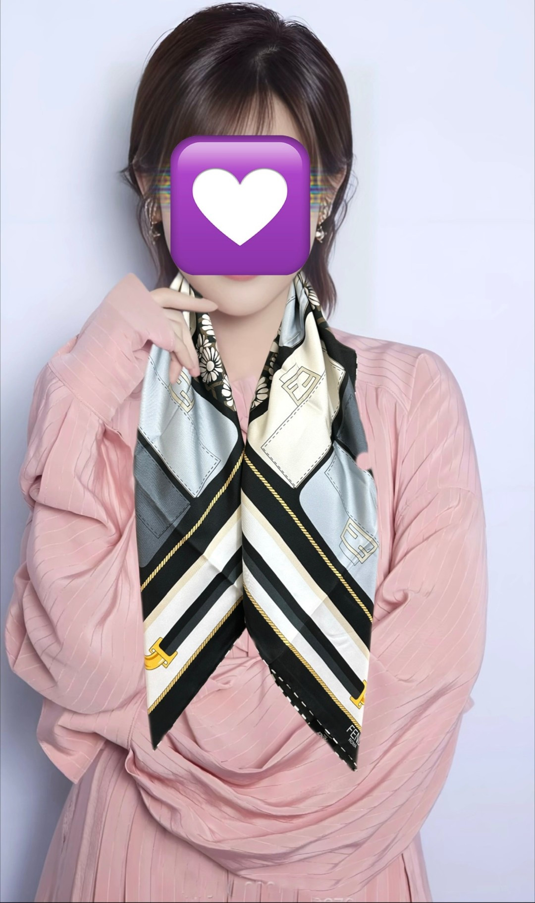 新款❤️芬迪2026 [庆祝]ZG同步 无比诱人[得意]此方形围巾选用有机桑蚕丝斜纹布材质[色]定制几何形状图案和浅绿色