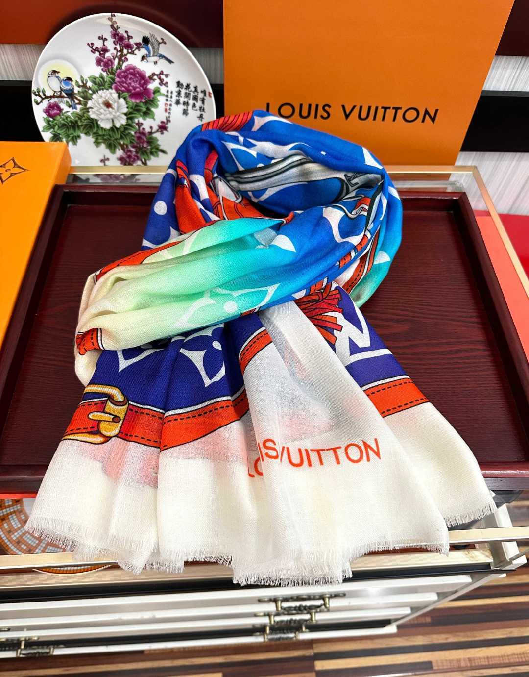 上新L V 2026 最新款‼️顶级设计太美了，真心赞👍【戒指绒长巾】😘💍实物真心美 🎀披肩配以印花💓💃🏻无论设计喷绘都