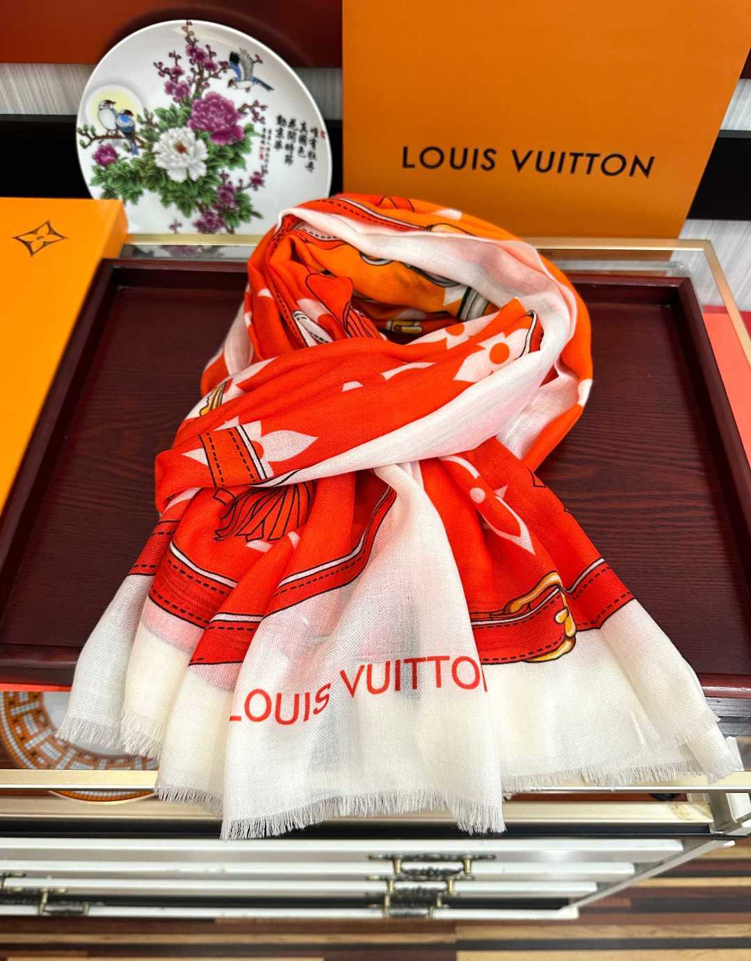 上新L V 2026 最新款‼️顶级设计太美了，真心赞👍【戒指绒长巾】😘💍实物真心美 🎀披肩配以印花💓💃🏻无论设计喷绘都