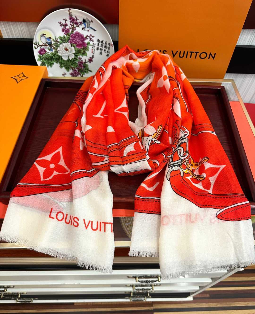 上新L V 2026 最新款‼️顶级设计太美了，真心赞👍【戒指绒长巾】😘💍实物真心美 🎀披肩配以印花💓💃🏻无论设计喷绘都
