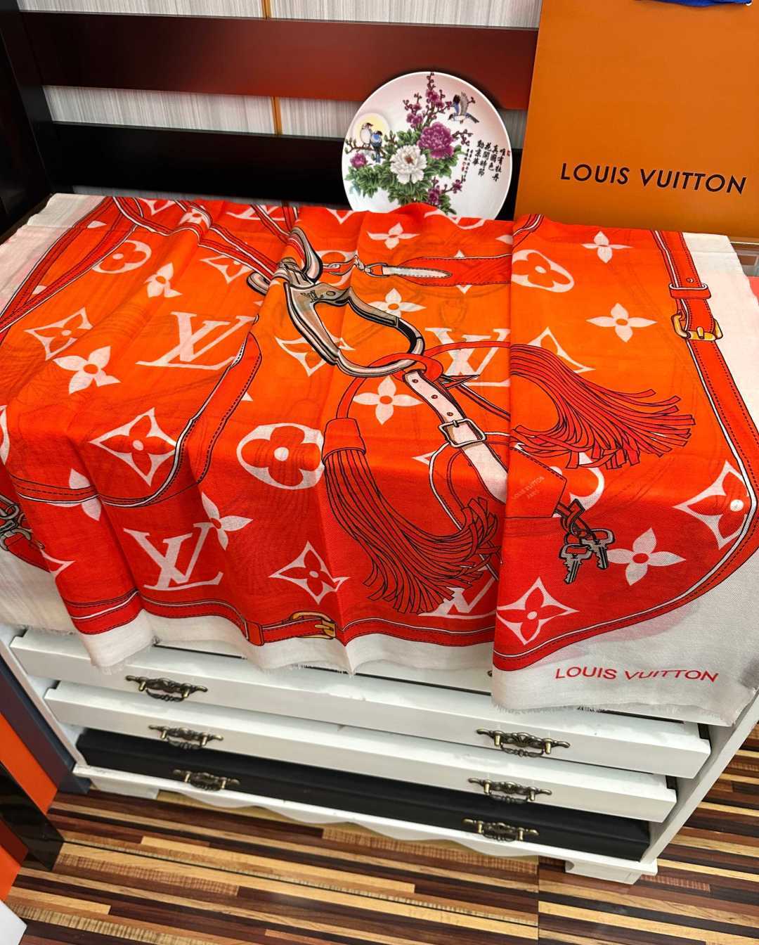 上新L V 2026 最新款‼️顶级设计太美了，真心赞👍【戒指绒长巾】😘💍实物真心美 🎀披肩配以印花💓💃🏻无论设计喷绘都