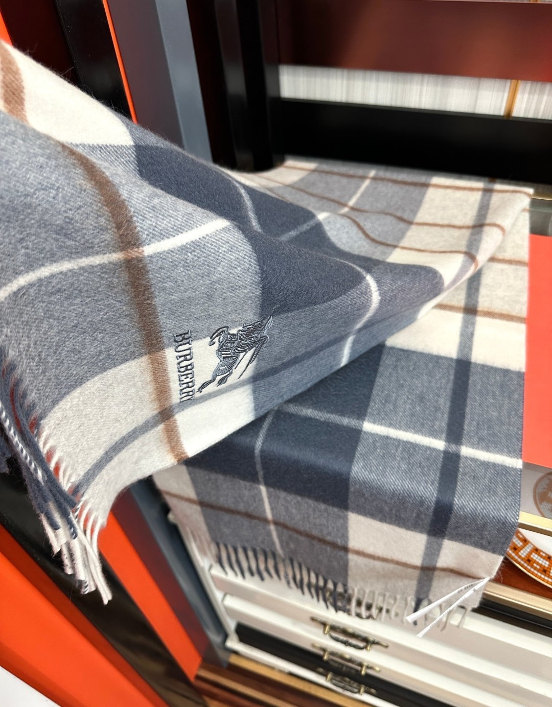 85%山羊绒  2026  巴宝莉【刺绣战马】采用内蒙古顶级山羊绒 最新款男女通用情侣款👫重磅推荐💥 经典的格子，永不过