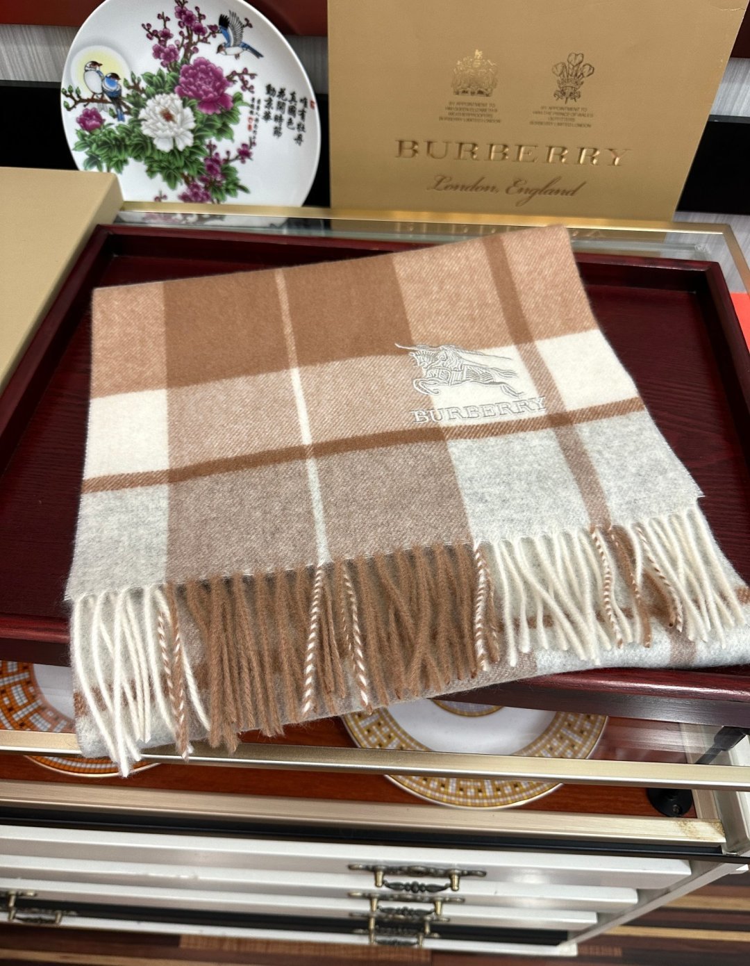 85%山羊绒  2026  巴宝莉【刺绣战马】采用内蒙古顶级山羊绒 最新款男女通用情侣款👫重磅推荐💥 经典的格子，永不过