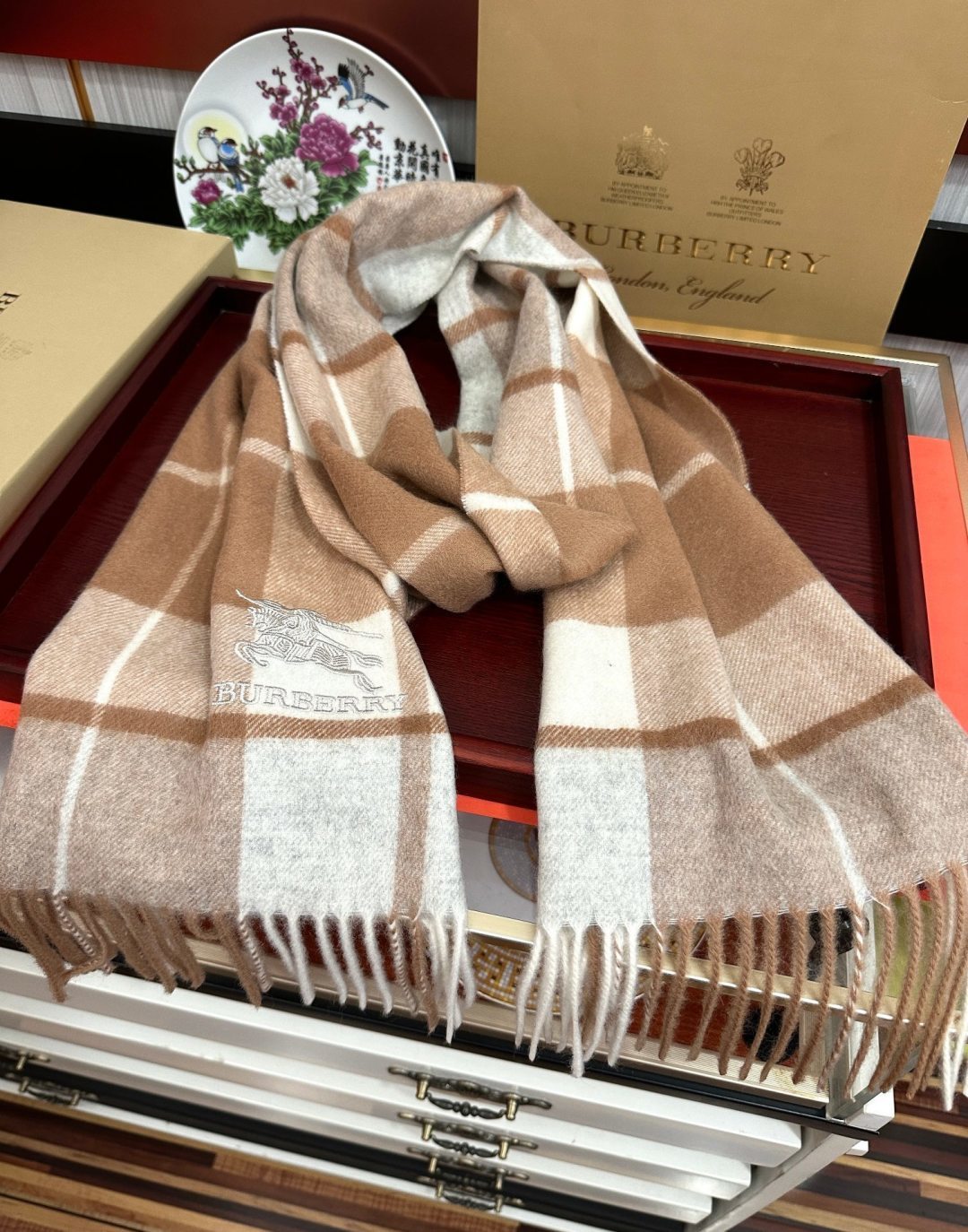 85%山羊绒  2026  巴宝莉【刺绣战马】采用内蒙古顶级山羊绒 最新款男女通用情侣款👫重磅推荐💥 经典的格子，永不过