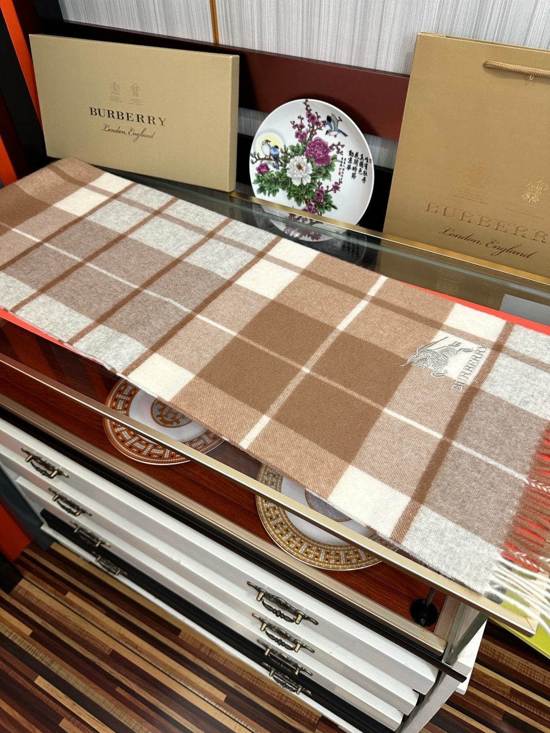 85%山羊绒  2026  巴宝莉【刺绣战马】采用内蒙古顶级山羊绒 最新款男女通用情侣款👫重磅推荐💥 经典的格子，永不过