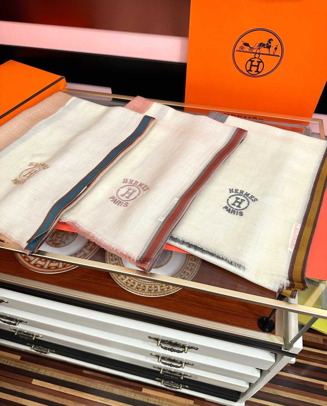 新款。2011爱马士🧣太美了[庆祝]万众瞩目经典版到货🎆最优质的年轻设计师推出的最新概念👓搭配调色纱染再色织🎉交织在一起