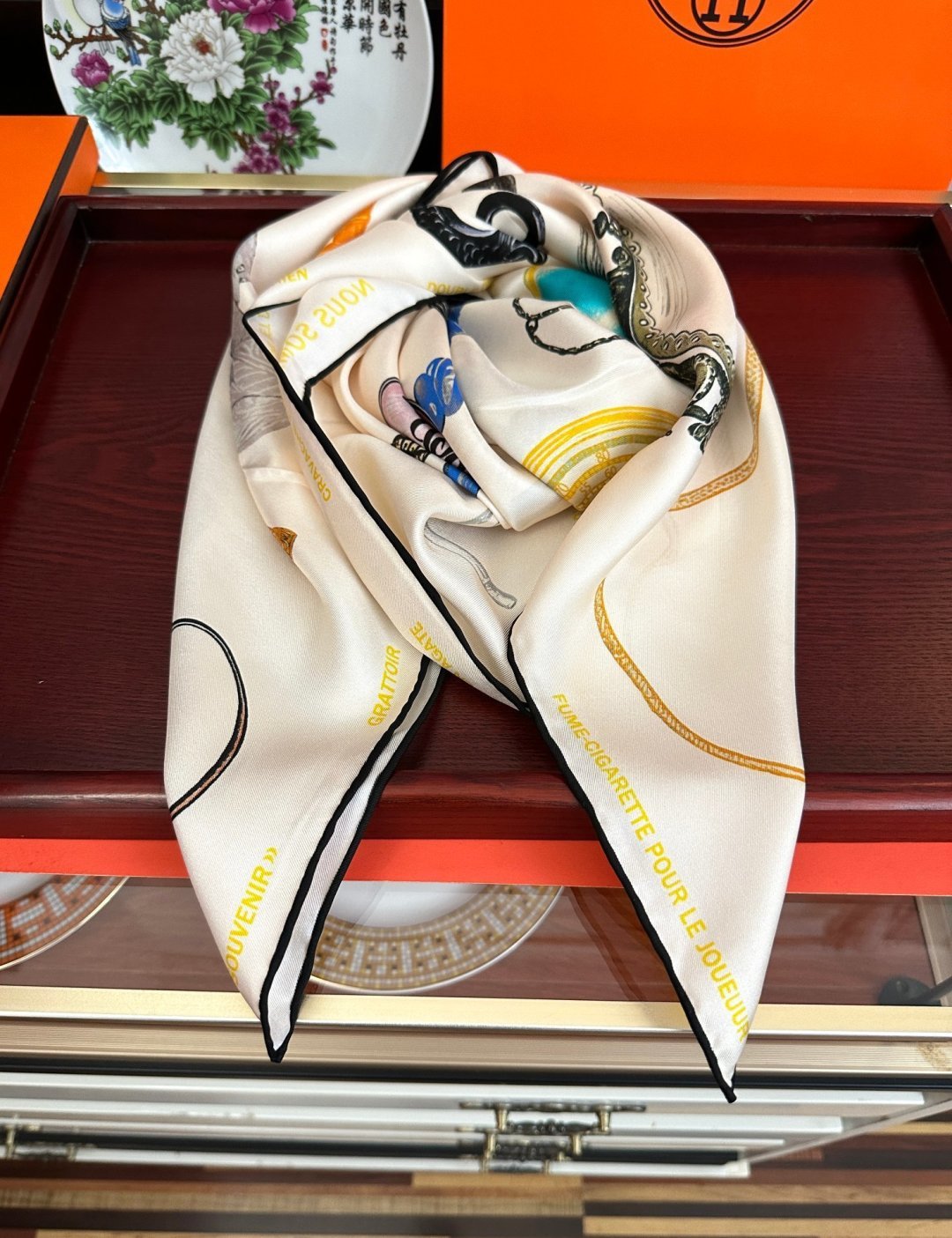 2011 最新款 HERMES 重磅[庆祝]【形影相随】方巾[嘴唇]精简时髦，品质感很显好[得意]好搭到上瘾的丝巾[色]