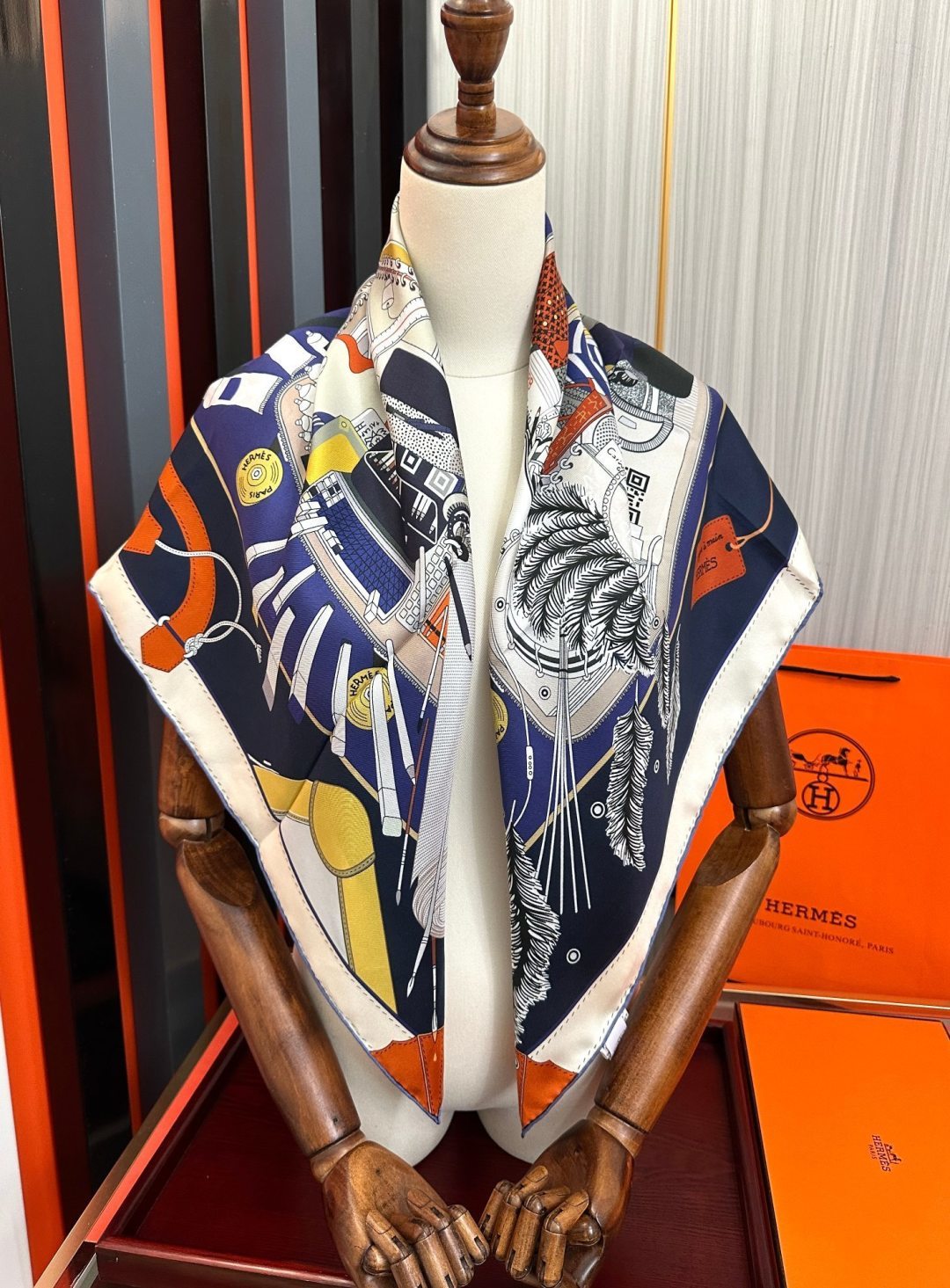 爱 马 仕 官网同步手工卷边真丝方巾[得意]  2026这款爱马家展现强大而迷人的女性魅力精髓[色]此90厘米方巾推出诠
