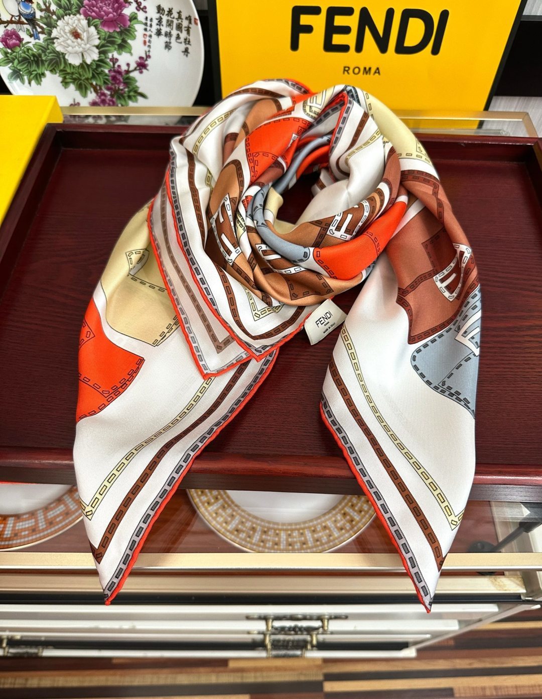 高版本FENDI[庆祝]2026本年度最好看的丝巾没有之一了👍满身印有不同尺寸的米色和棕色标志性F Baguette手袋