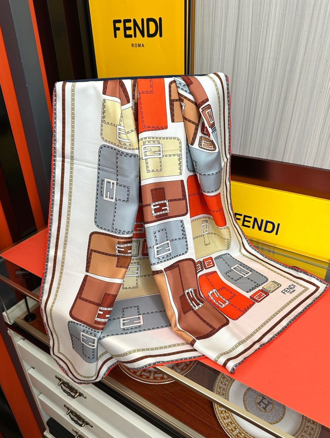 高版本FENDI[庆祝]2026本年度最好看的丝巾没有之一了👍满身印有不同尺寸的米色和棕色标志性F Baguette手袋