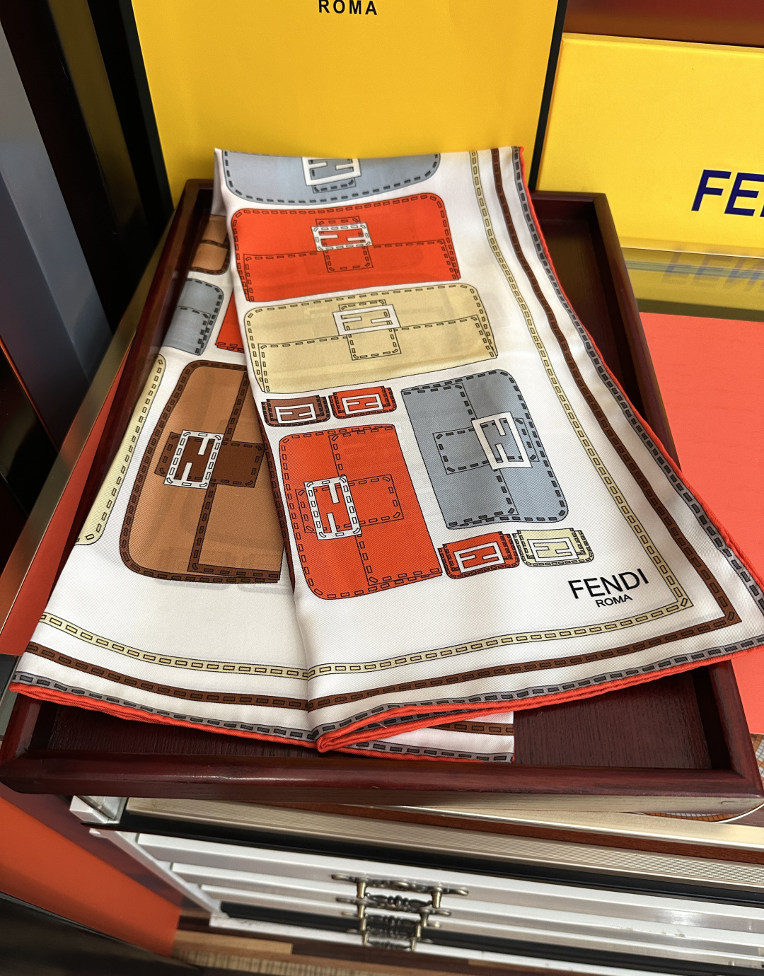 高版本FENDI[庆祝]2026本年度最好看的丝巾没有之一了👍满身印有不同尺寸的米色和棕色标志性F Baguette手袋