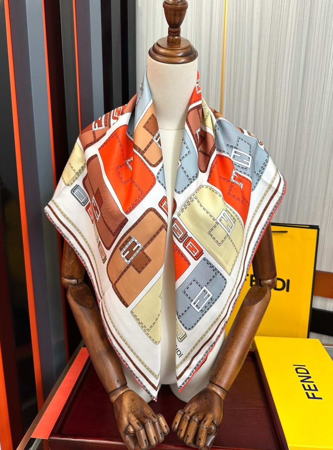 高版本FENDI[庆祝]2026本年度最好看的丝巾没有之一了👍满身印有不同尺寸的米色和棕色标志性F Baguette手袋
