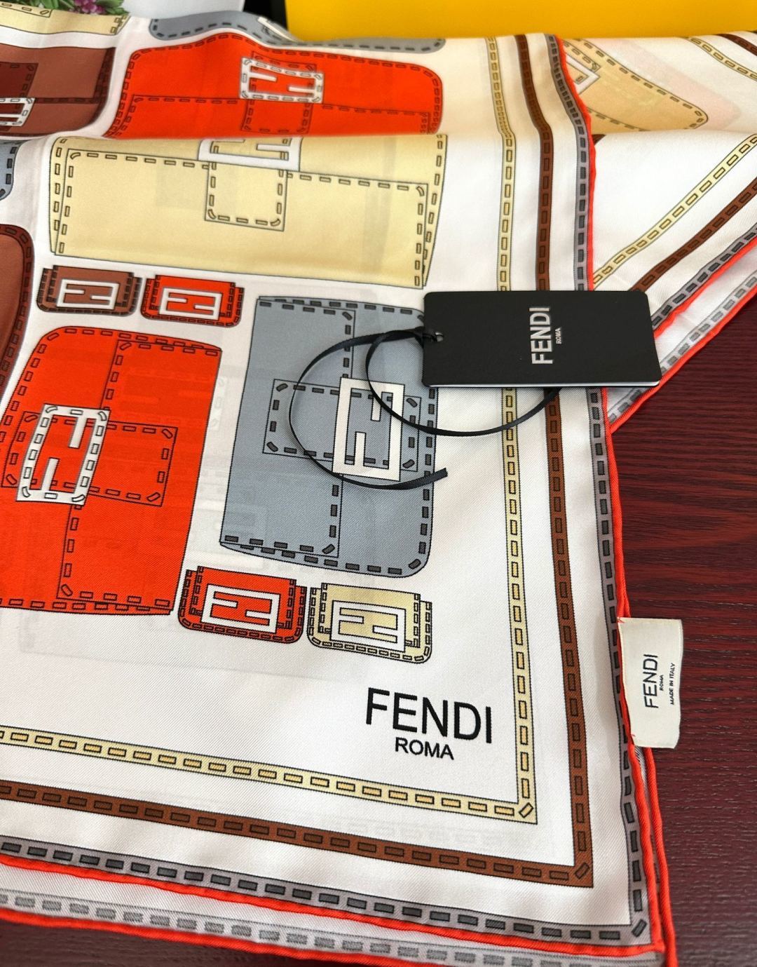 高版本FENDI[庆祝]2026本年度最好看的丝巾没有之一了👍满身印有不同尺寸的米色和棕色标志性F Baguette手袋