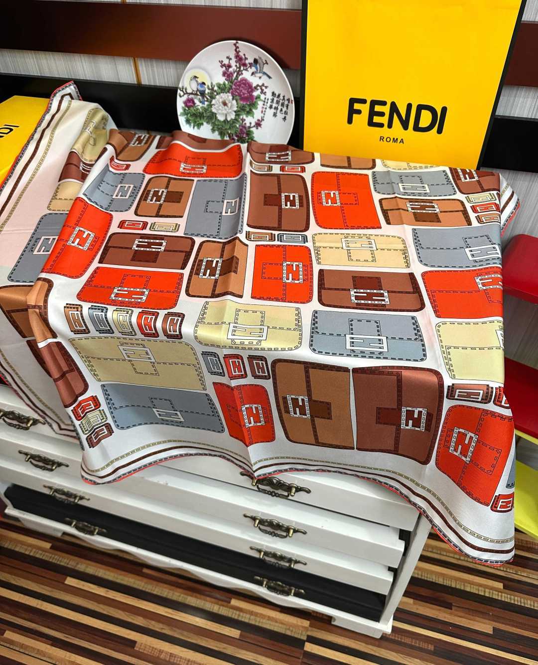 高版本FENDI[庆祝]2026本年度最好看的丝巾没有之一了👍满身印有不同尺寸的米色和棕色标志性F Baguette手袋
