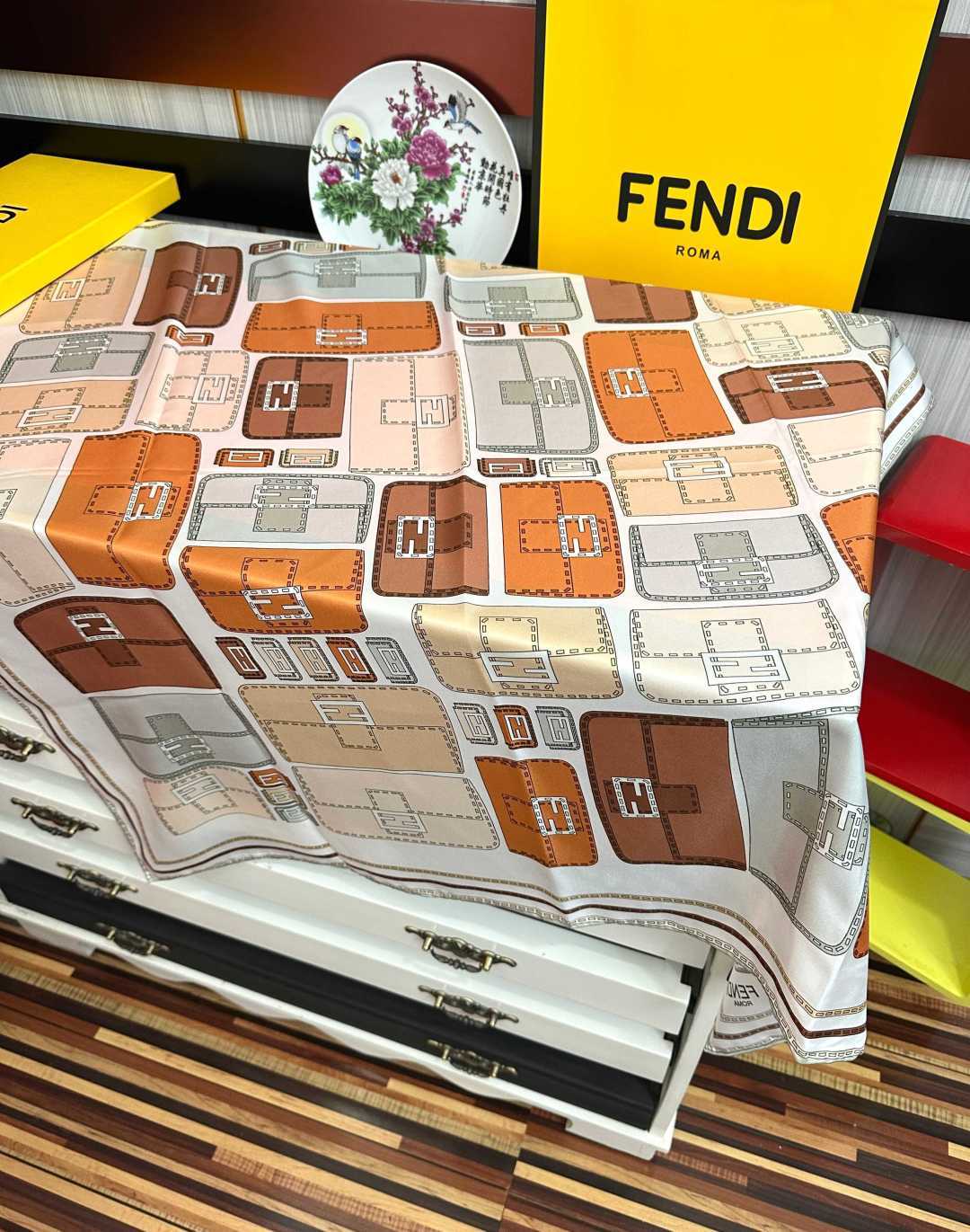 高版本FENDI[庆祝]2026本年度最好看的丝巾没有之一了👍满身印有不同尺寸的米色和棕色标志性F Baguette手袋