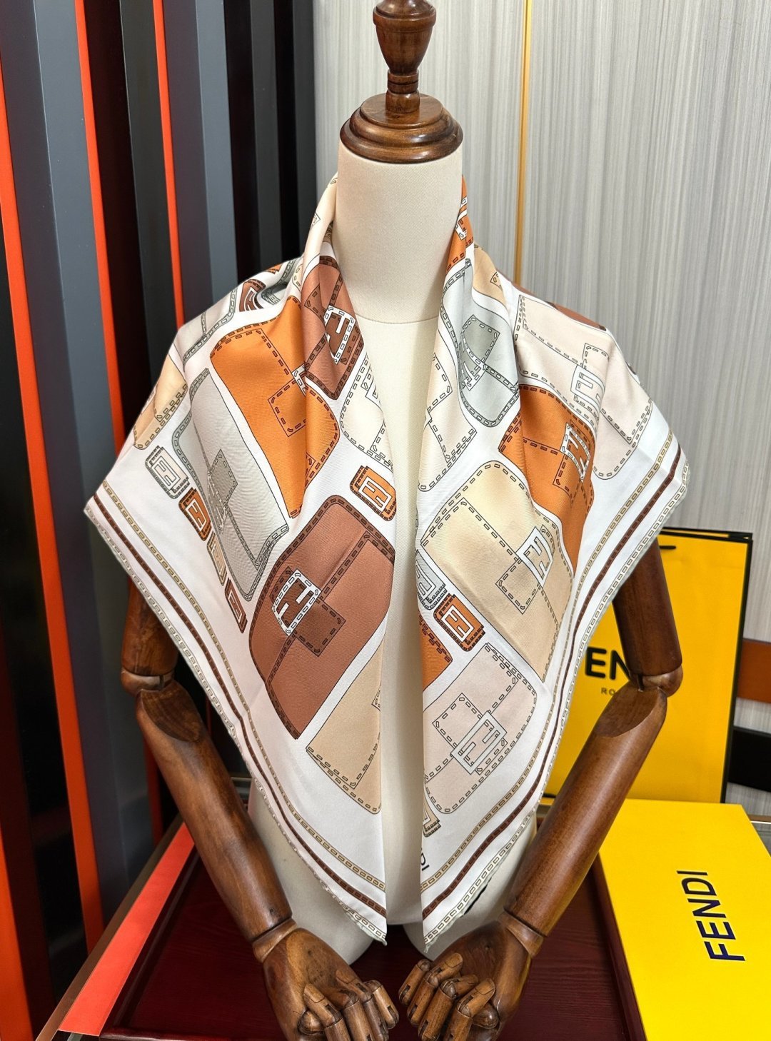 高版本FENDI[庆祝]2026本年度最好看的丝巾没有之一了👍满身印有不同尺寸的米色和棕色标志性F Baguette手袋