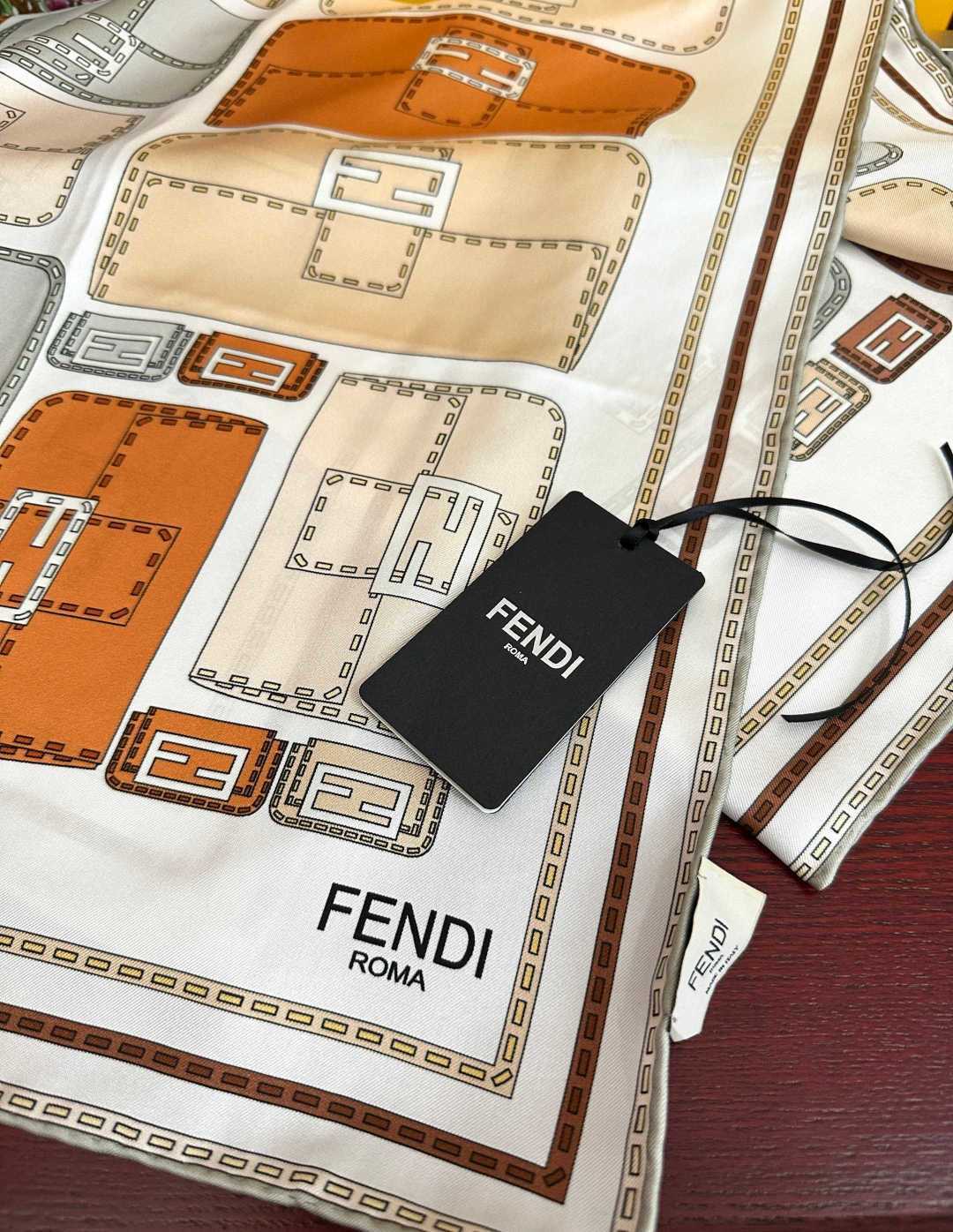 高版本FENDI[庆祝]2026本年度最好看的丝巾没有之一了👍满身印有不同尺寸的米色和棕色标志性F Baguette手袋