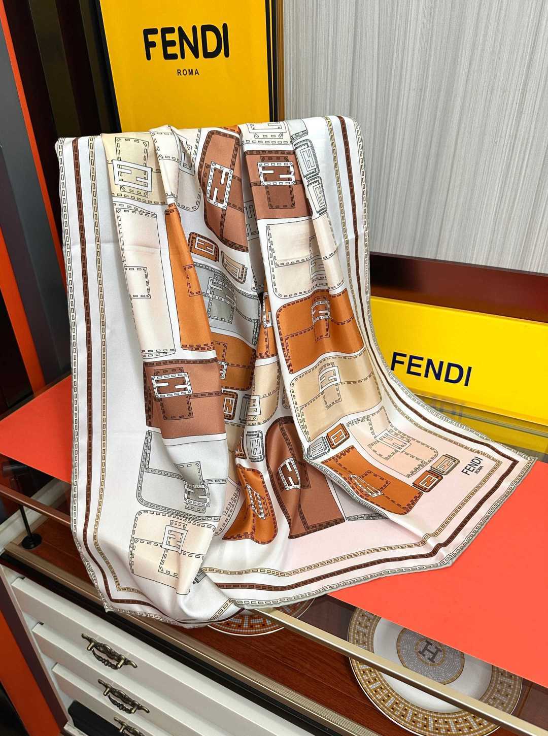 高版本FENDI[庆祝]2026本年度最好看的丝巾没有之一了👍满身印有不同尺寸的米色和棕色标志性F Baguette手袋