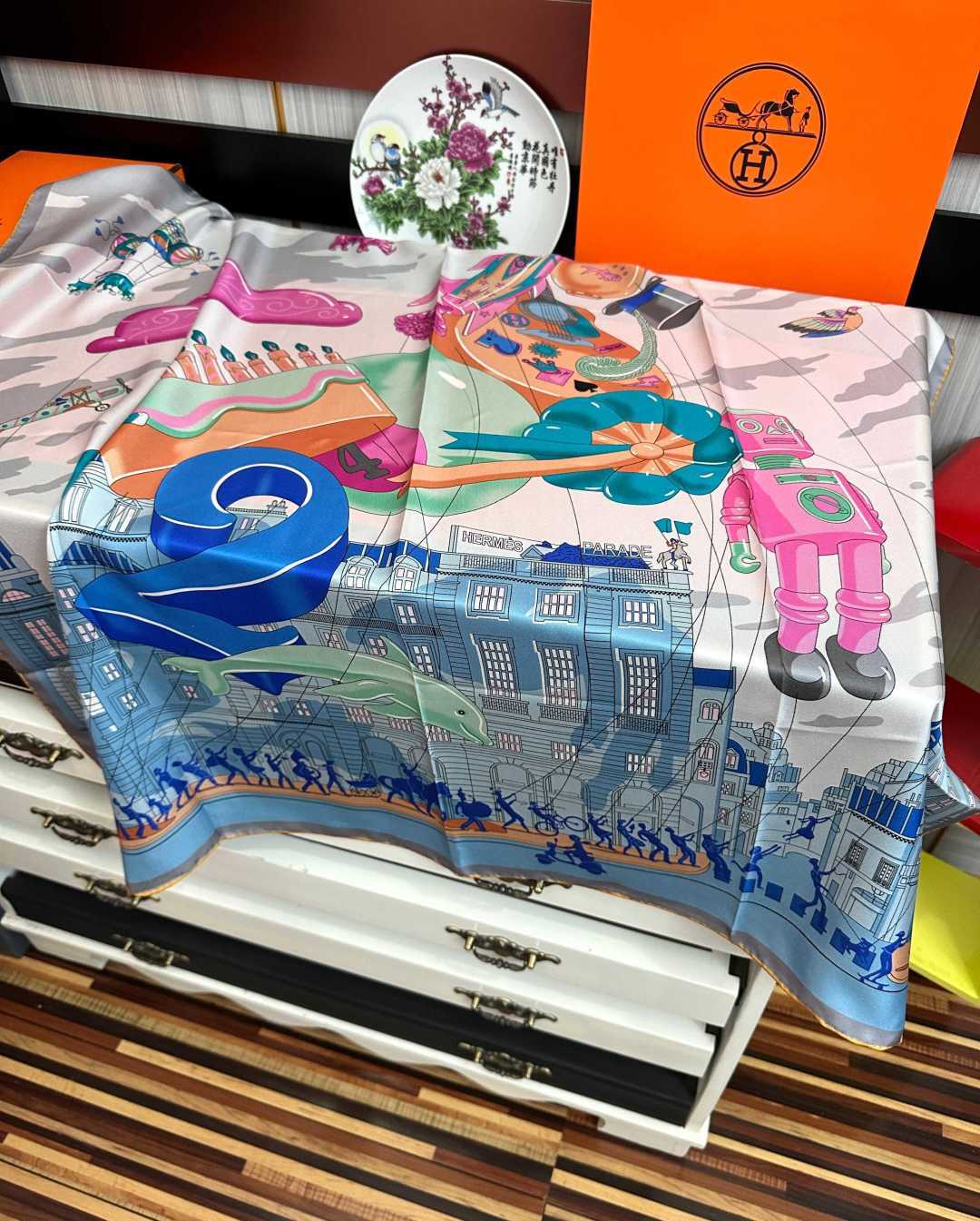 高版本。HERMES 2026官网同步 【爱马仕巡游】[太阳]精致卷边[嘴唇]品质感很显好[得意]好搭到上瘾的丝巾[色]