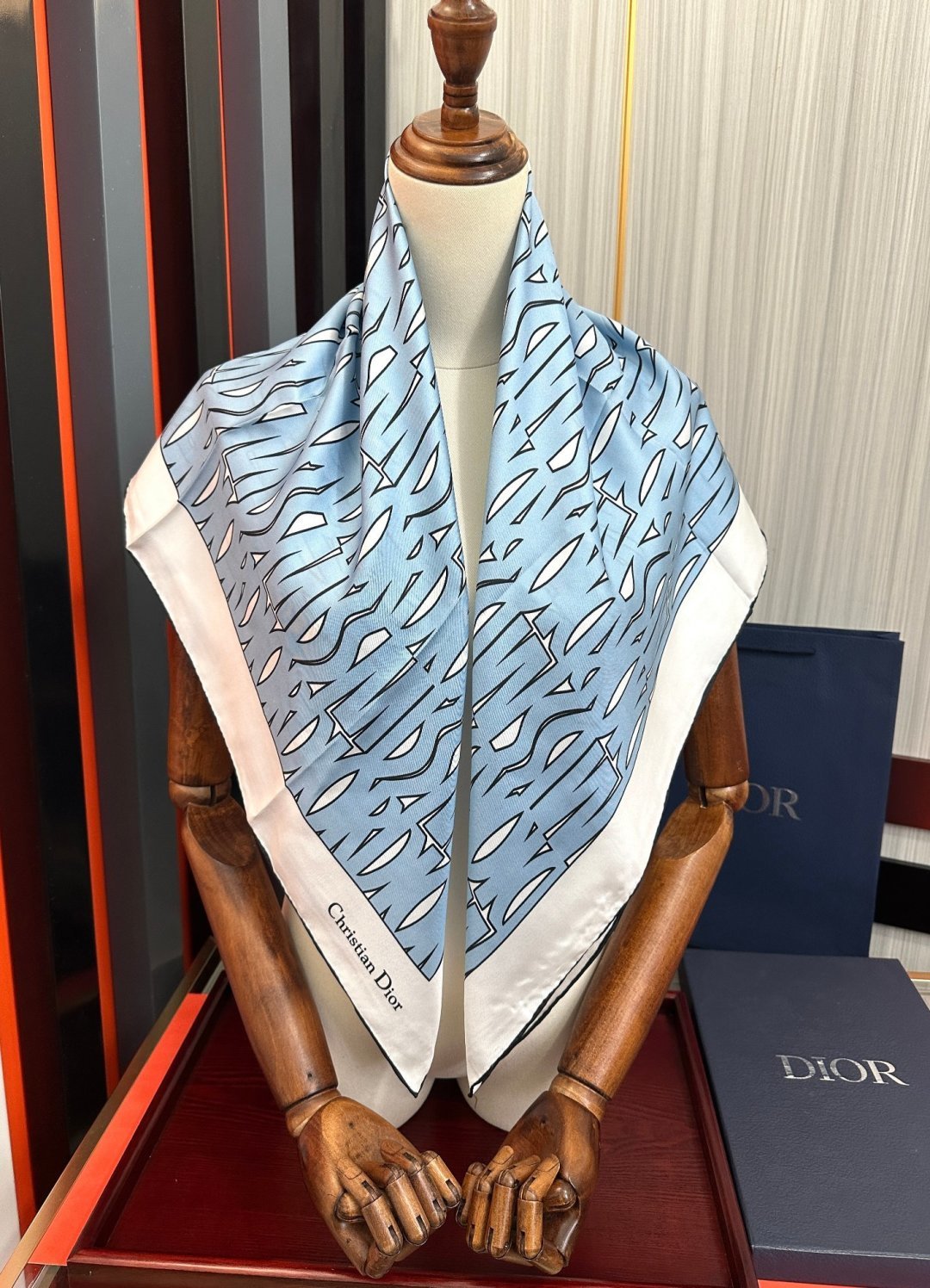 Dior Chardons 2026新款 图案印花[得意]展示象征着保护[色]韧性和自由的苏格兰[庆祝]采用粉色和蓝色桑