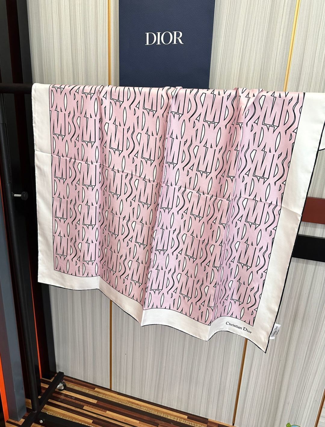 Dior Chardons 2026新款 图案印花[得意]展示象征着保护[色]韧性和自由的苏格兰[庆祝]采用粉色和蓝色桑