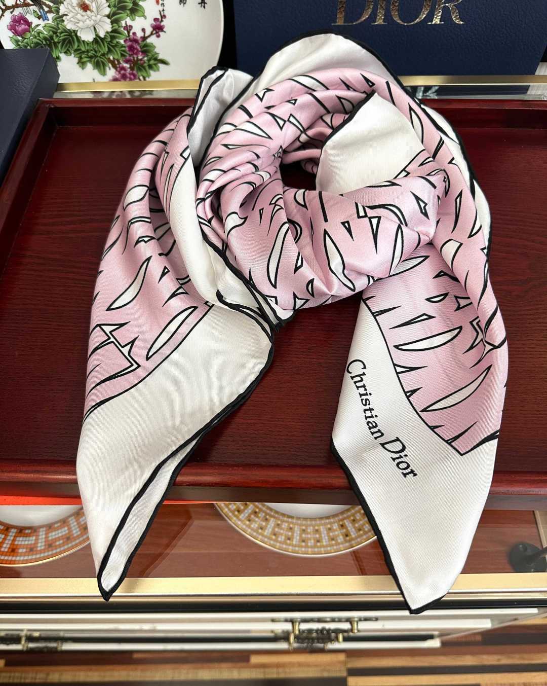 Dior Chardons 2026新款 图案印花[得意]展示象征着保护[色]韧性和自由的苏格兰[庆祝]采用粉色和蓝色桑