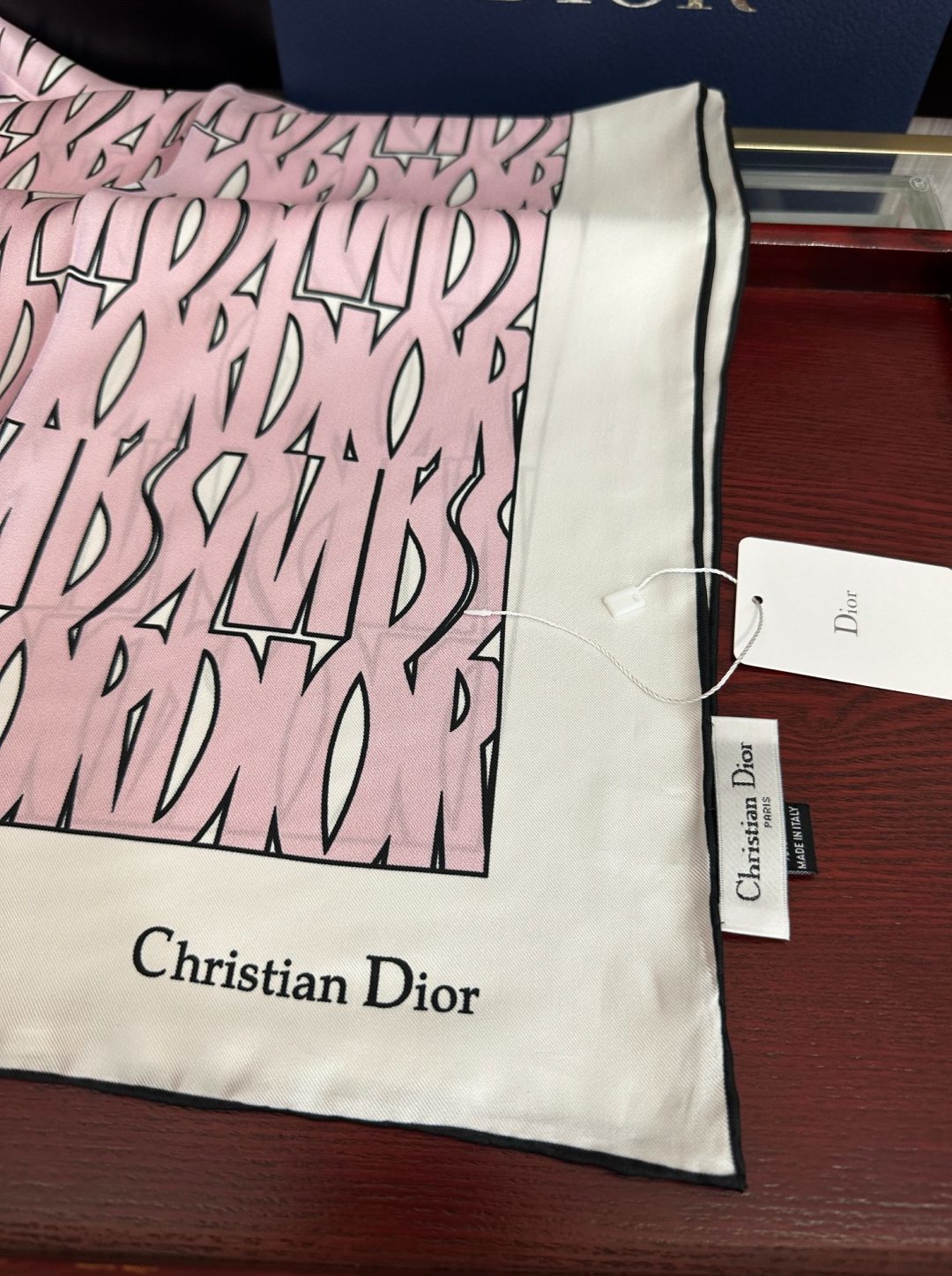 Dior Chardons 2026新款 图案印花[得意]展示象征着保护[色]韧性和自由的苏格兰[庆祝]采用粉色和蓝色桑