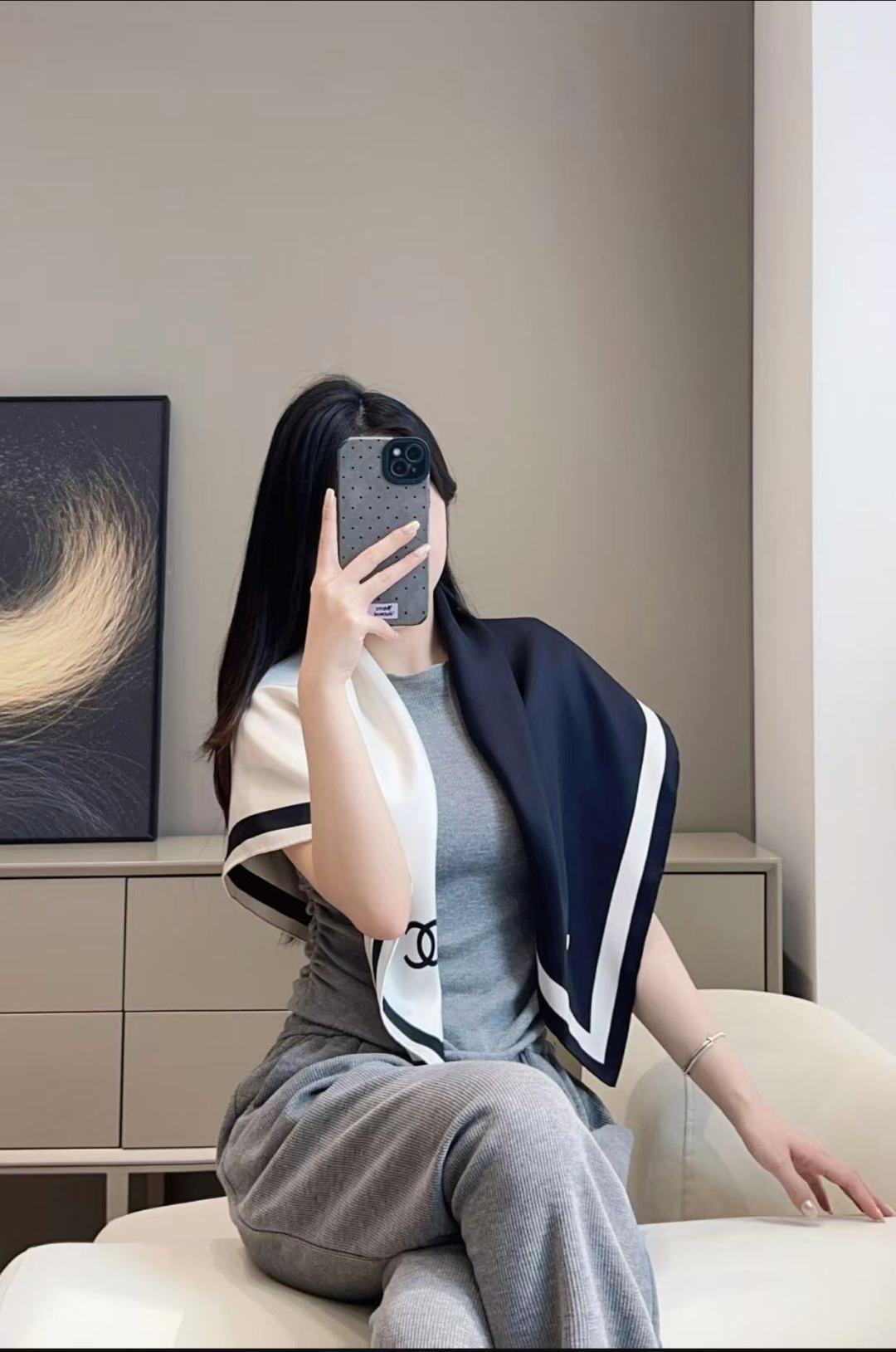 小香🌟太美了[庆祝]ZG同步 四季都可以用‼️真心美的让人非常非常心动 上身效果简直美翻了 品质非常完美👍‼️ 整个围巾