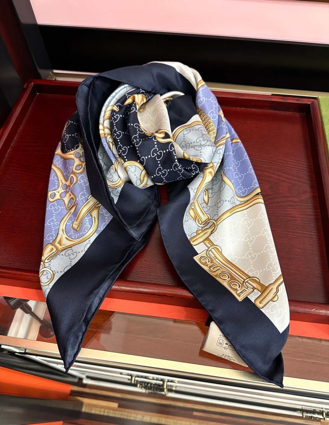 新款 古奇《GG图案》2026斜纹真丝 精致手工卷边[庆祝]光泽柔滑且垂感极佳[得意]以典雅的蓝色为基调[嘴唇]将品牌标