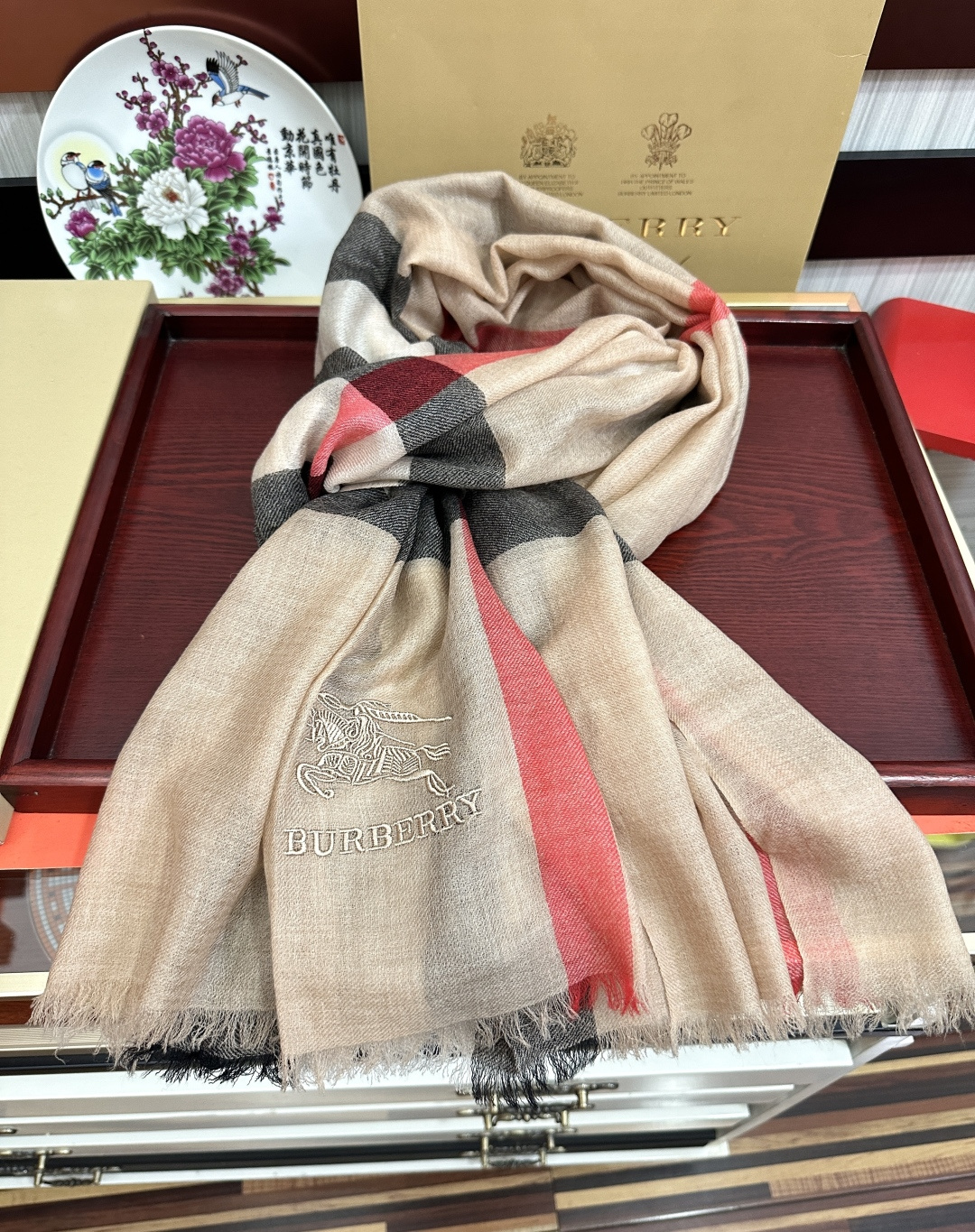 2011 爆款巴宝莉 🧣万众瞩目战马绣标经典版到货🎆最优质的年轻设计师推出的最新概念👓搭配调色纱染再色织🎉交织在一起形成