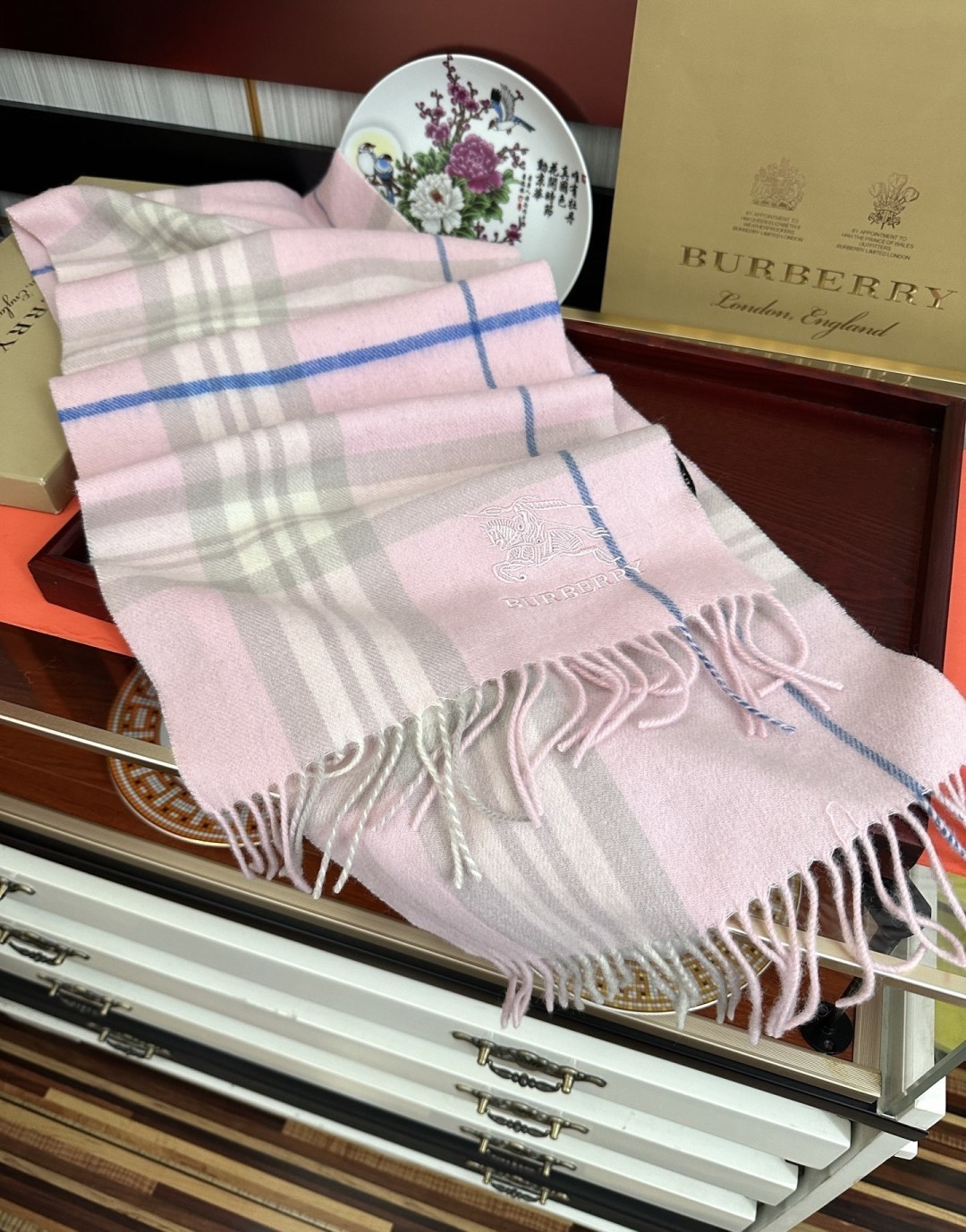 巴宝莉2026。最新款💖【经典格子战马】男女通用情侣👫款，永不过时，上身效果非常棒👍质感醇尚的苏格兰风格💕采用纯羊绒面料